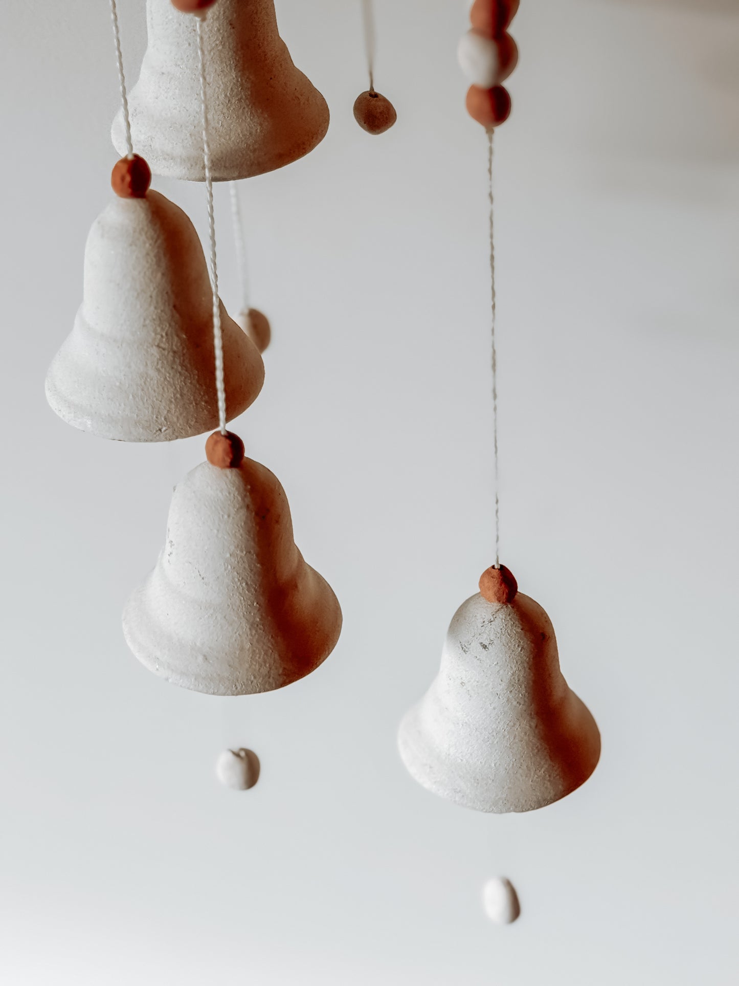 Keramieken windgong met bel aan bovenkant - vintage handgemaakte hanger - 60cm