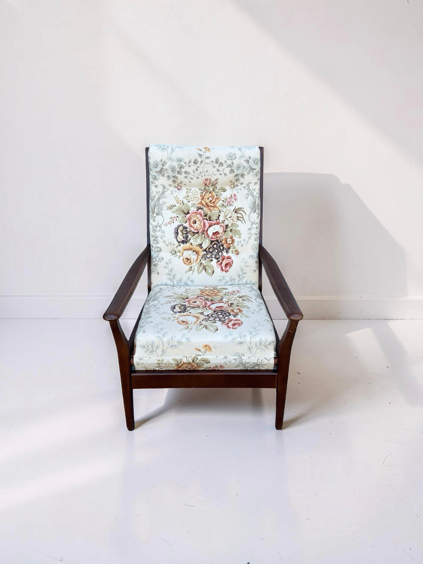 Vintage teakhouten fauteuil met gebloemde bekleding