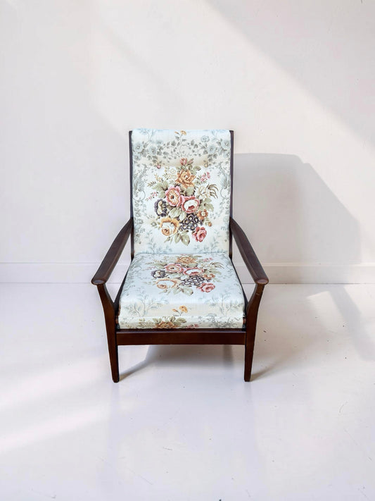 Vintage teakhouten fauteuil met gebloemde bekleding