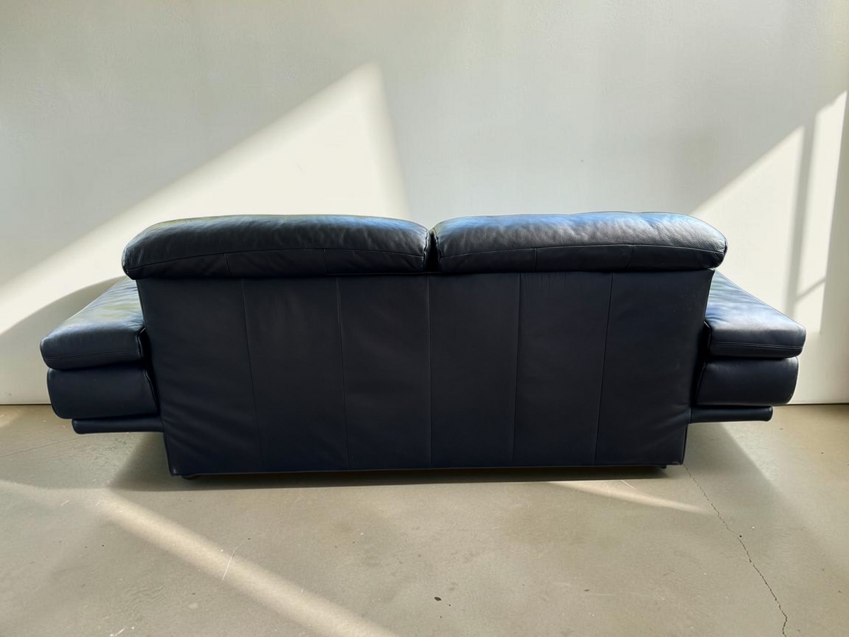tessvintage Rolf Benz 6500 3-zitsbank in zwart leer met brede armleuningen en een klassiek jaren 80 design
