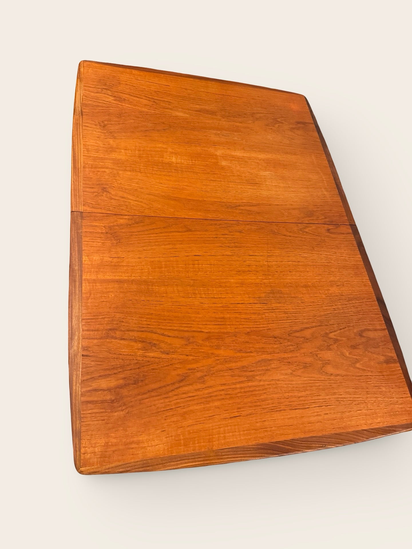 Uitschuifbare eettafel van Louis van Teeffelen voor Wébé