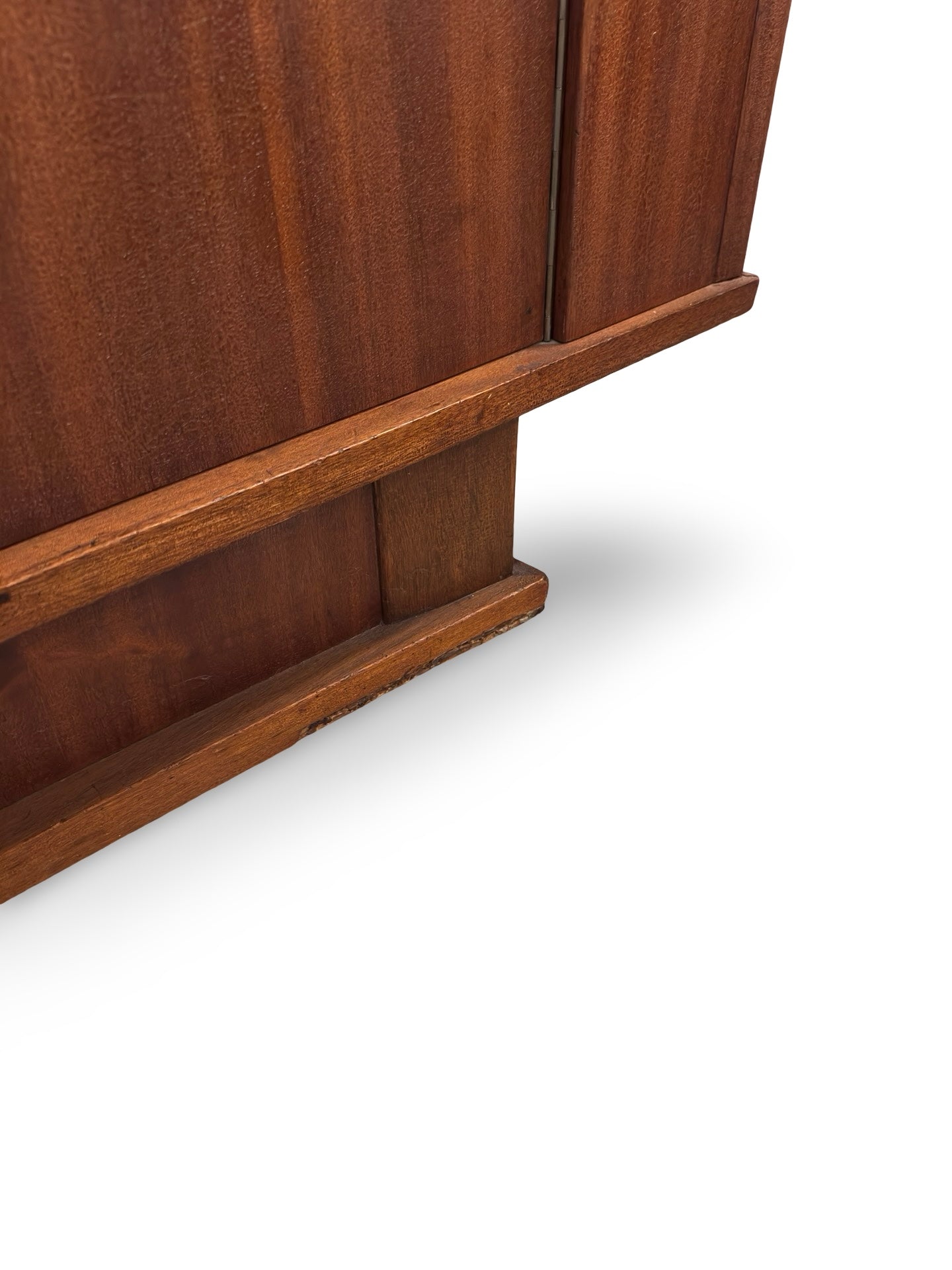 Vintage houten dressoir met bijzondere details, jaren 50