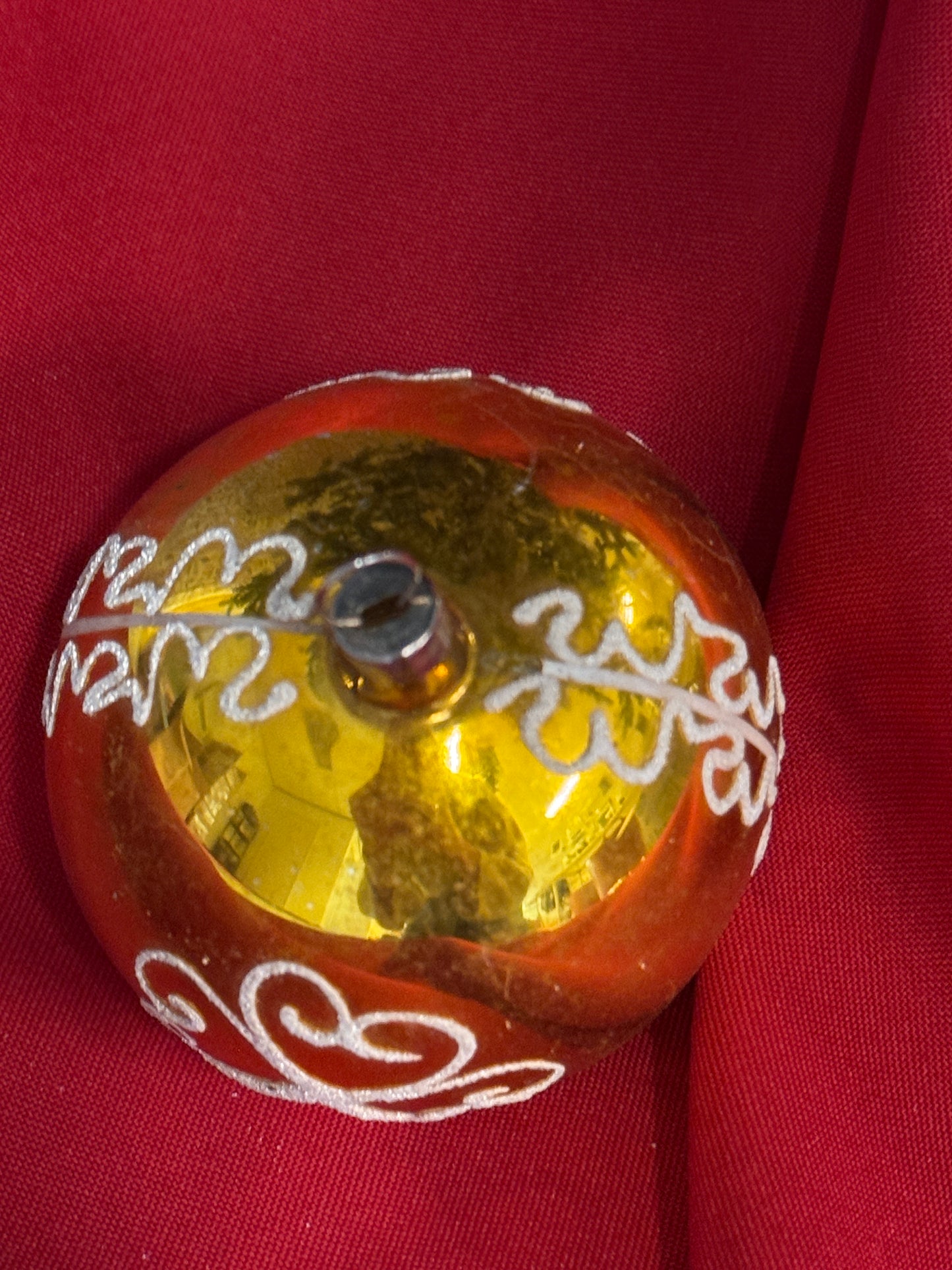 Vintage gouden glazen kerstbal met gesuikerde details