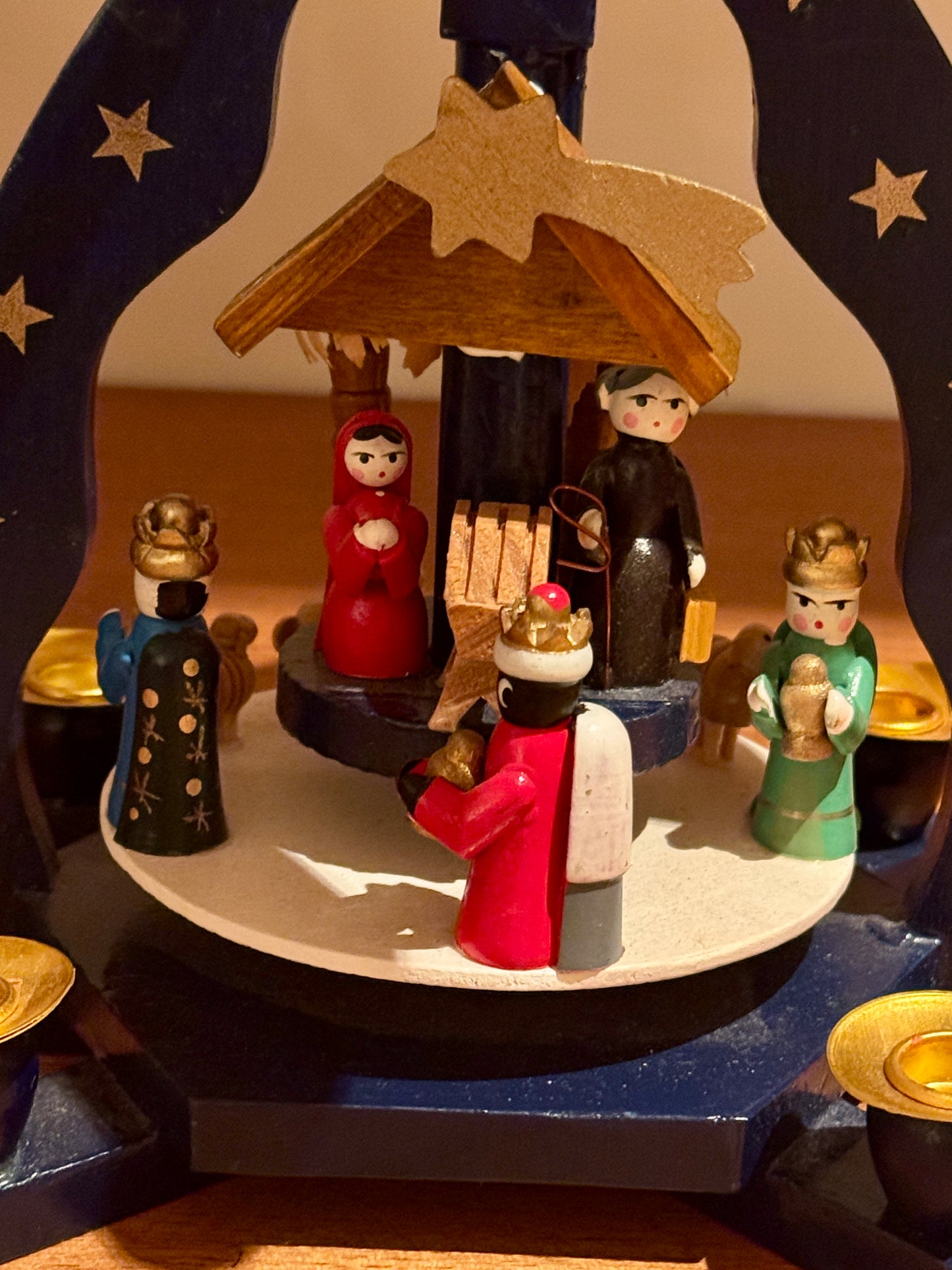 Kleine donkerblauwe Weihnachtspiramide met kerststalletje