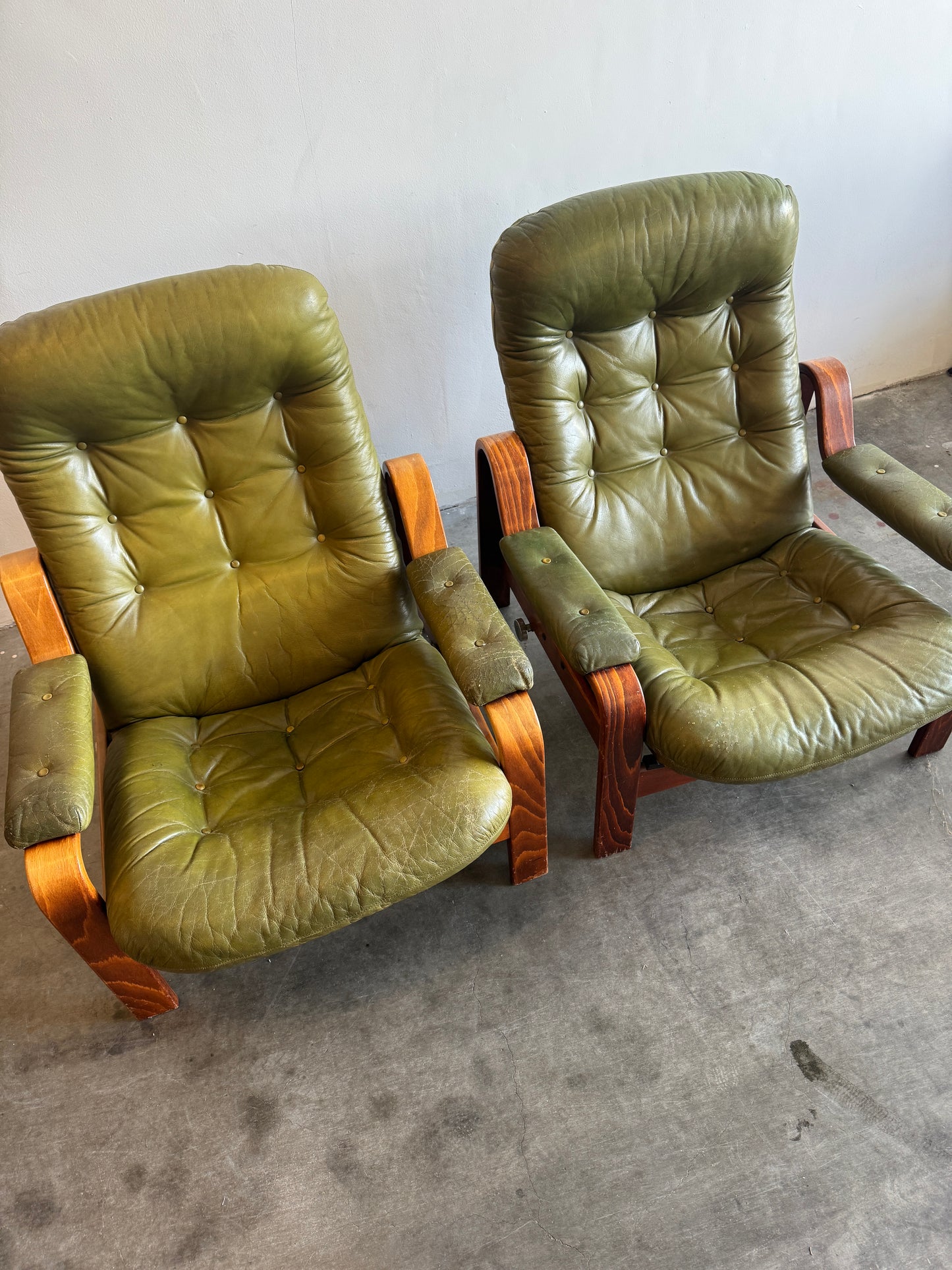Set van 2 olijfgroene loungestoelen – Göte Möbler, Zweden, jaren 70
