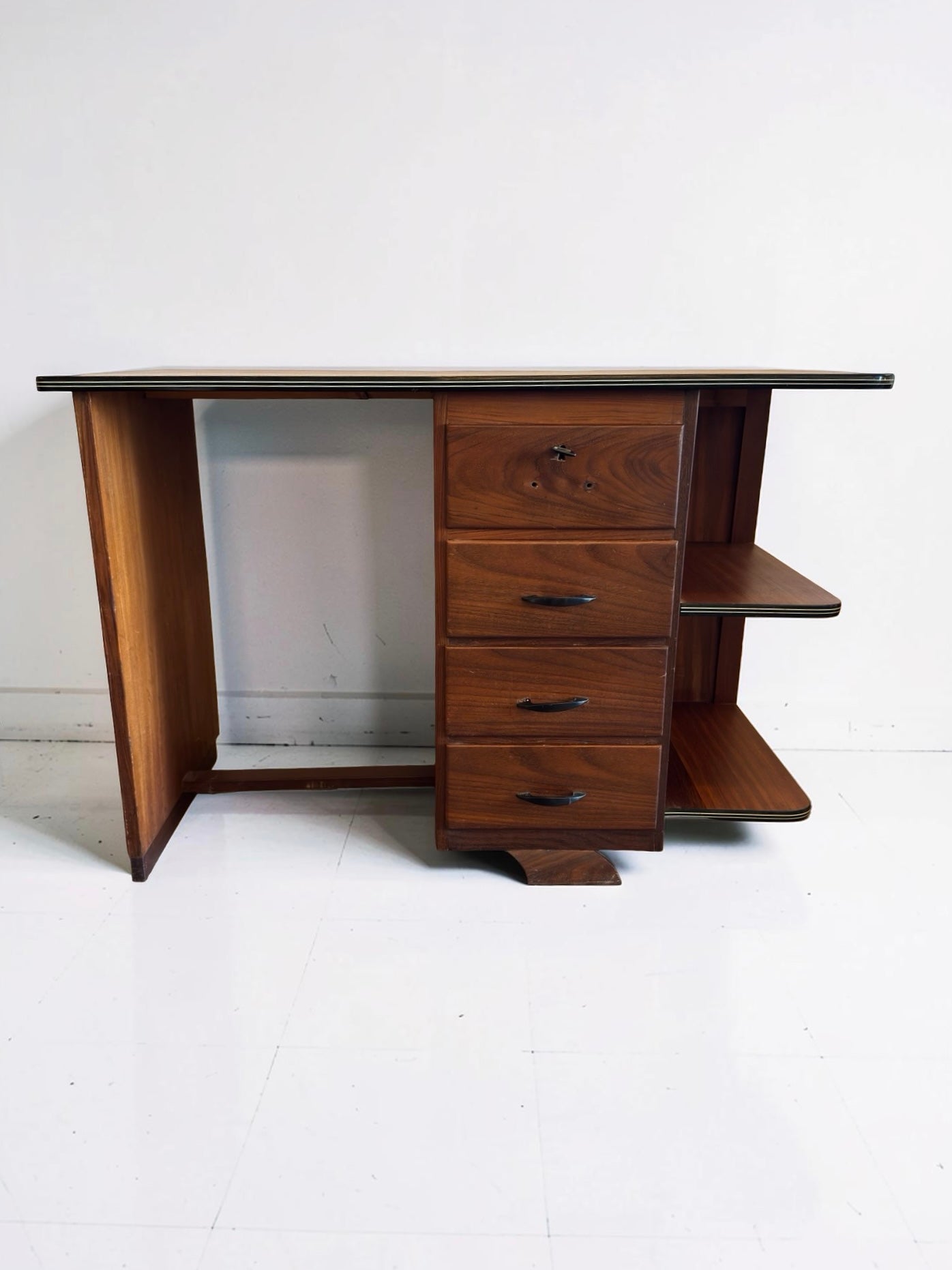 Vintage Art Deco bureau met lades en planken