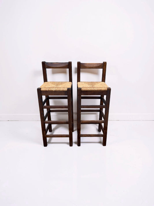 Set van 2 vintage houten barkrukken met biezen zitting