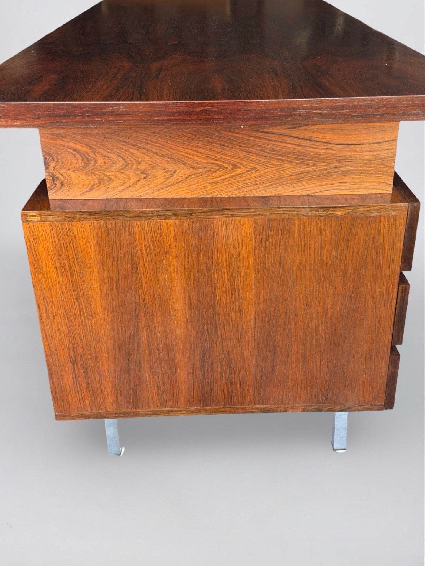 Vrijstaand vintage palissander bureau, jaren 60