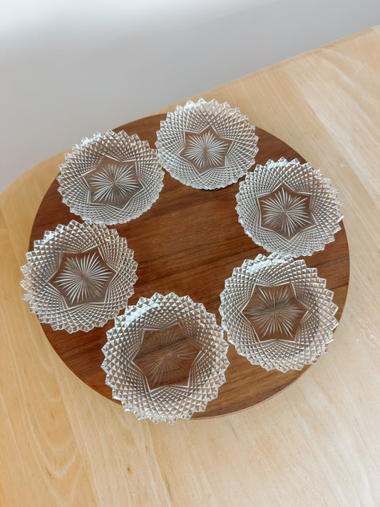 Teakhouten "Lazy Susan" draaibaar borrelplateau met kristalglazen schaaltjes