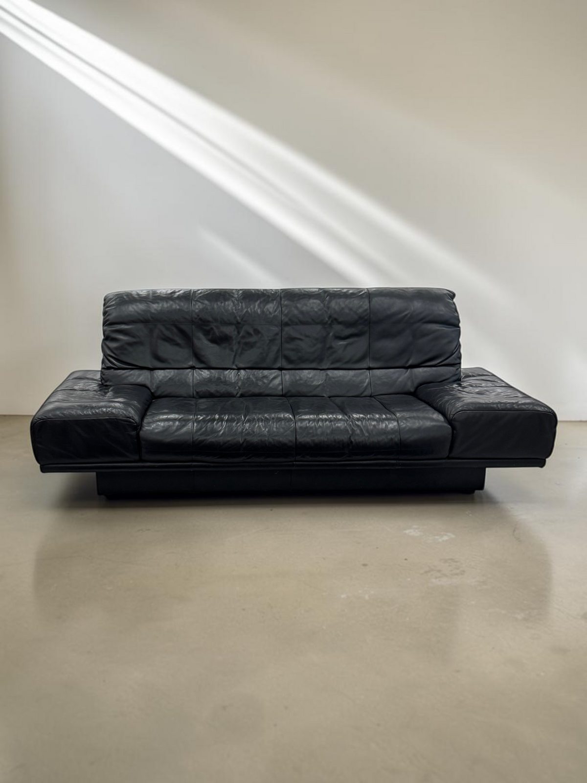 tessvintage zwarte leren Rolf Benz RB 3400 3-zitsbank uit de jaren 80 met verstelbare rugleuning