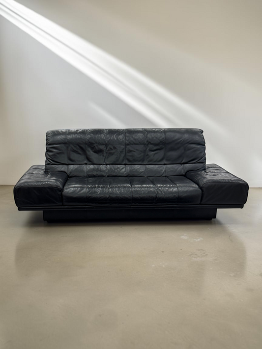 tessvintage zwarte leren Rolf Benz RB 3400 3-zitsbank uit de jaren 80 met verstelbare rugleuning