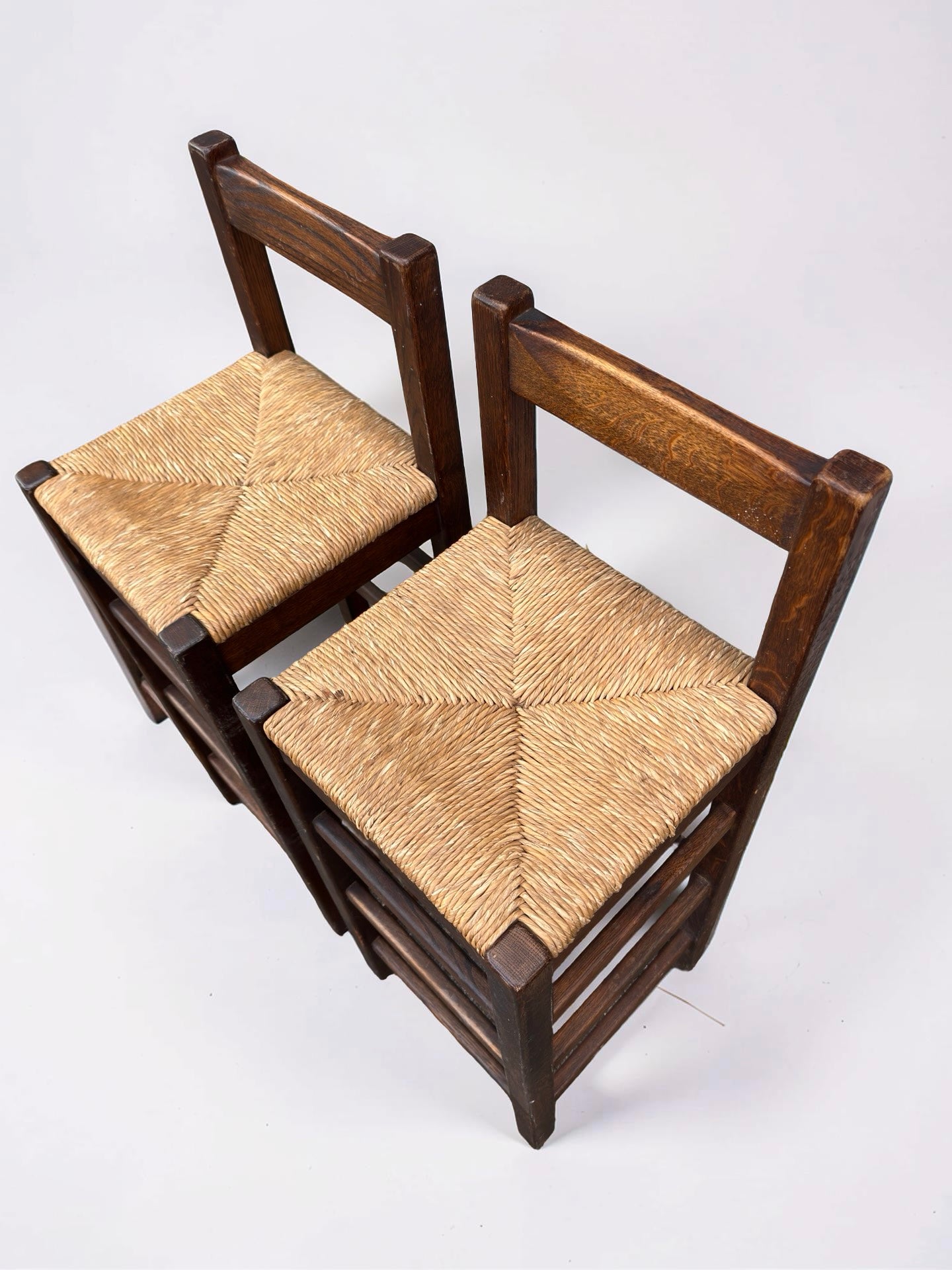 Set van 2 vintage houten barkrukken met biezen zitting