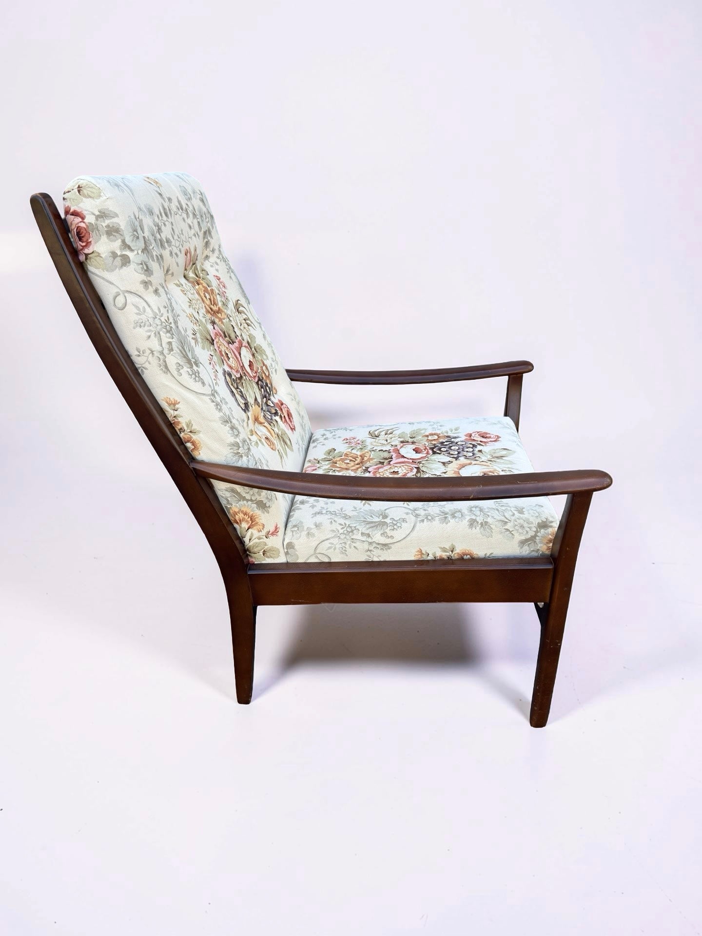 Vintage teakhouten fauteuil met gebloemde bekleding