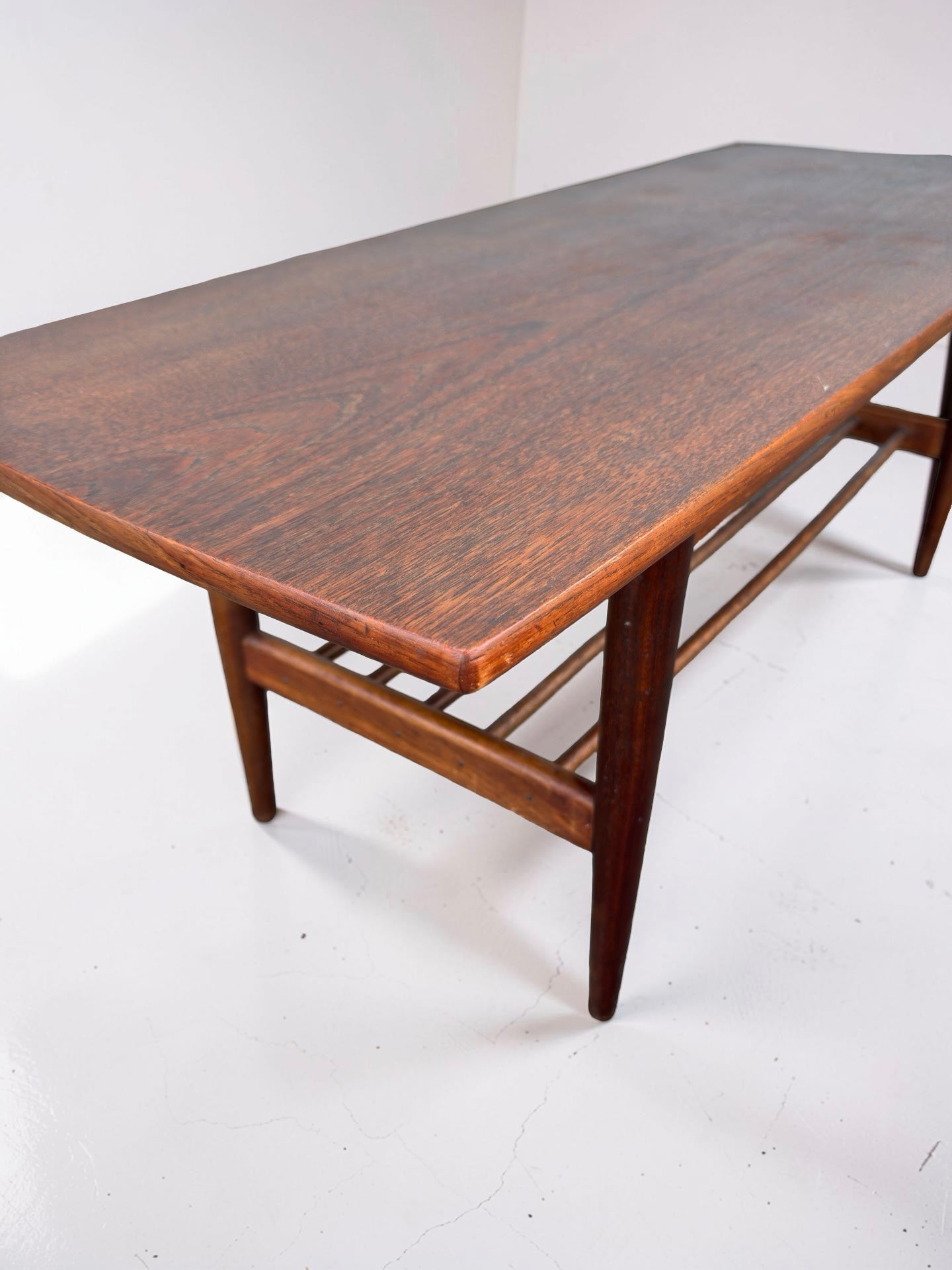 Vintage salontafel met lectuurrek, jaren 60