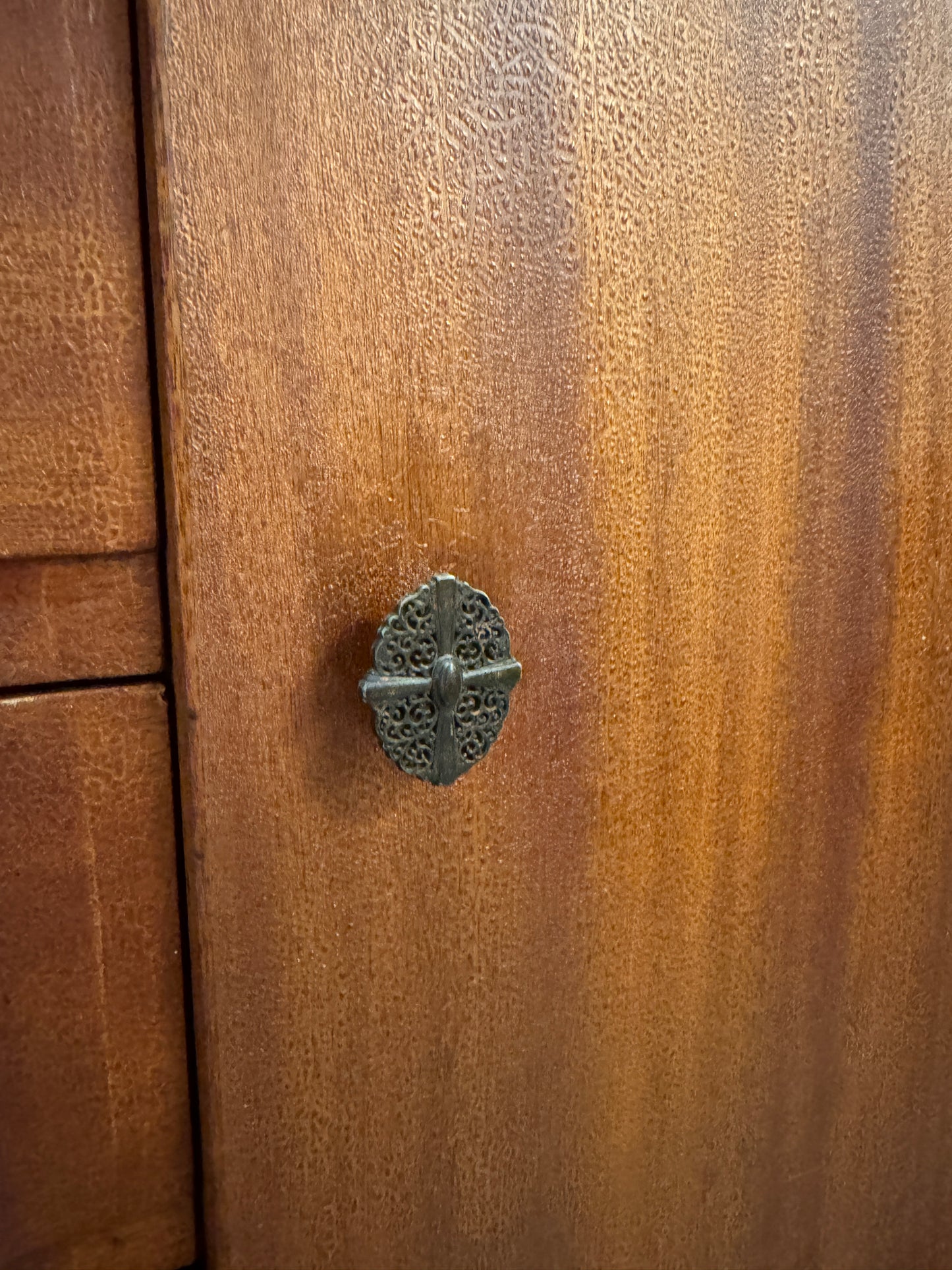 Vintage houten dressoir met bijzondere details, jaren 50