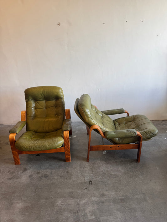 Set van 2 olijfgroene loungestoelen – Göte Möbler, Zweden, jaren 70
