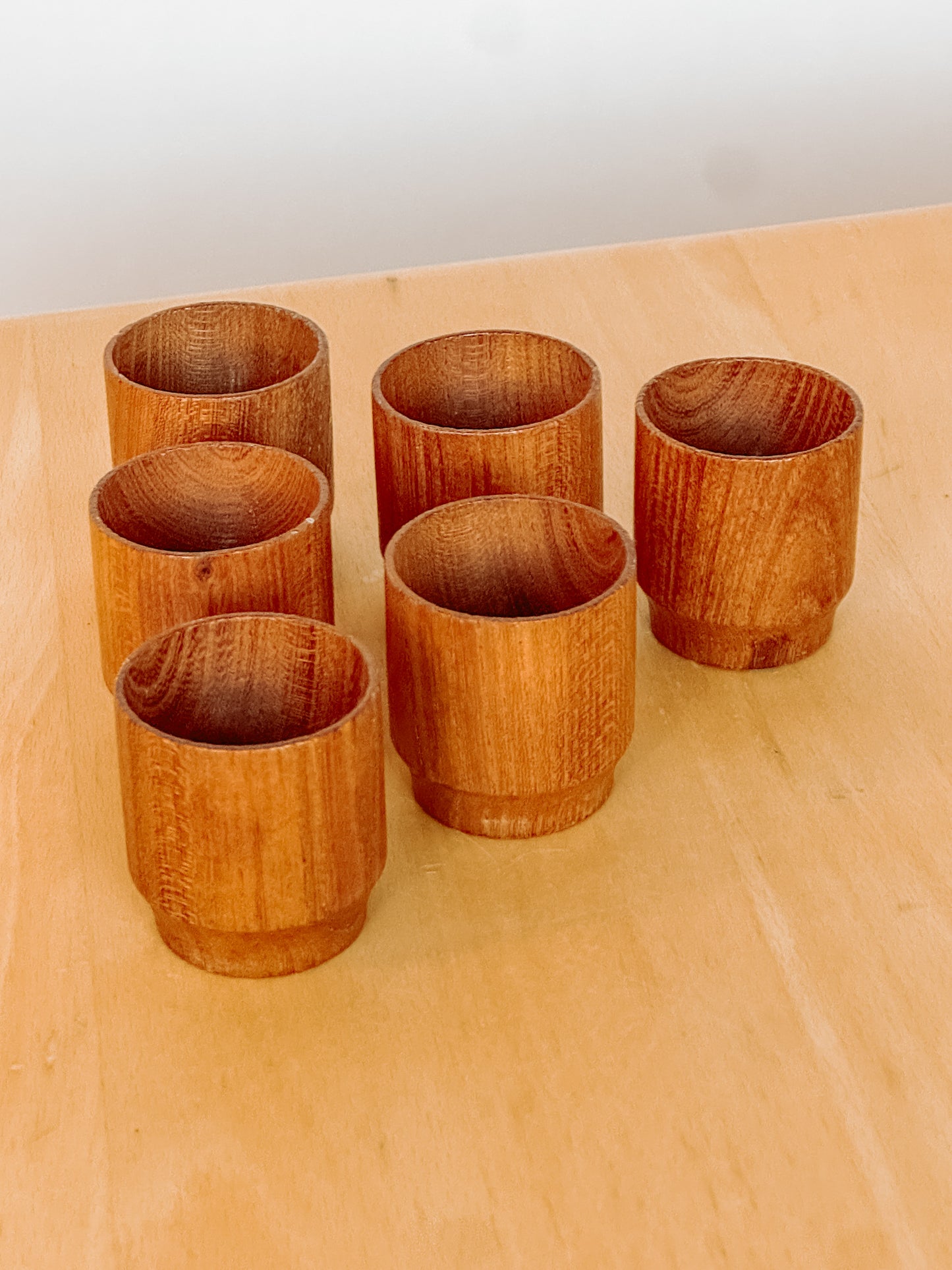 Set van 6 houten Deense eierdoppen