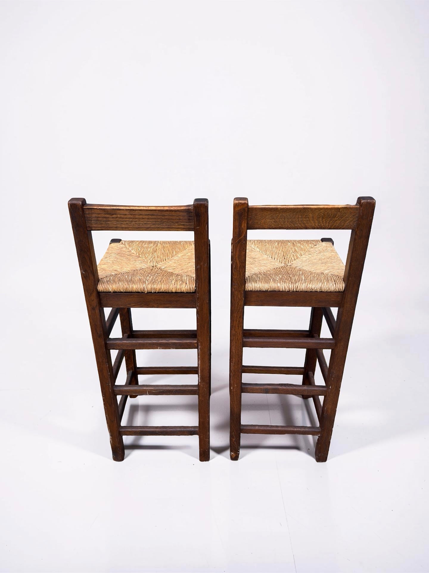 Set van 2 vintage houten barkrukken met biezen zitting