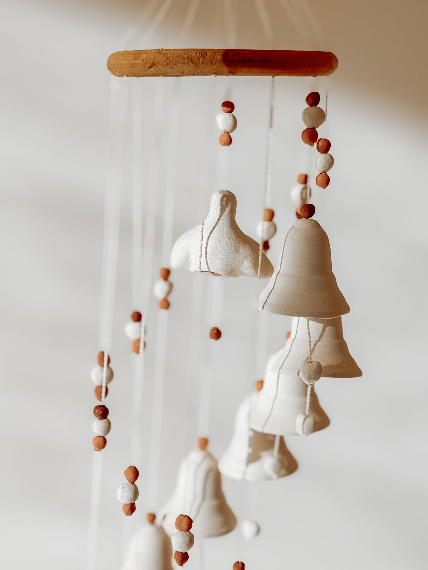 Keramieken windgong met vogeltje - vintage handgemaakte hanger - 68cm