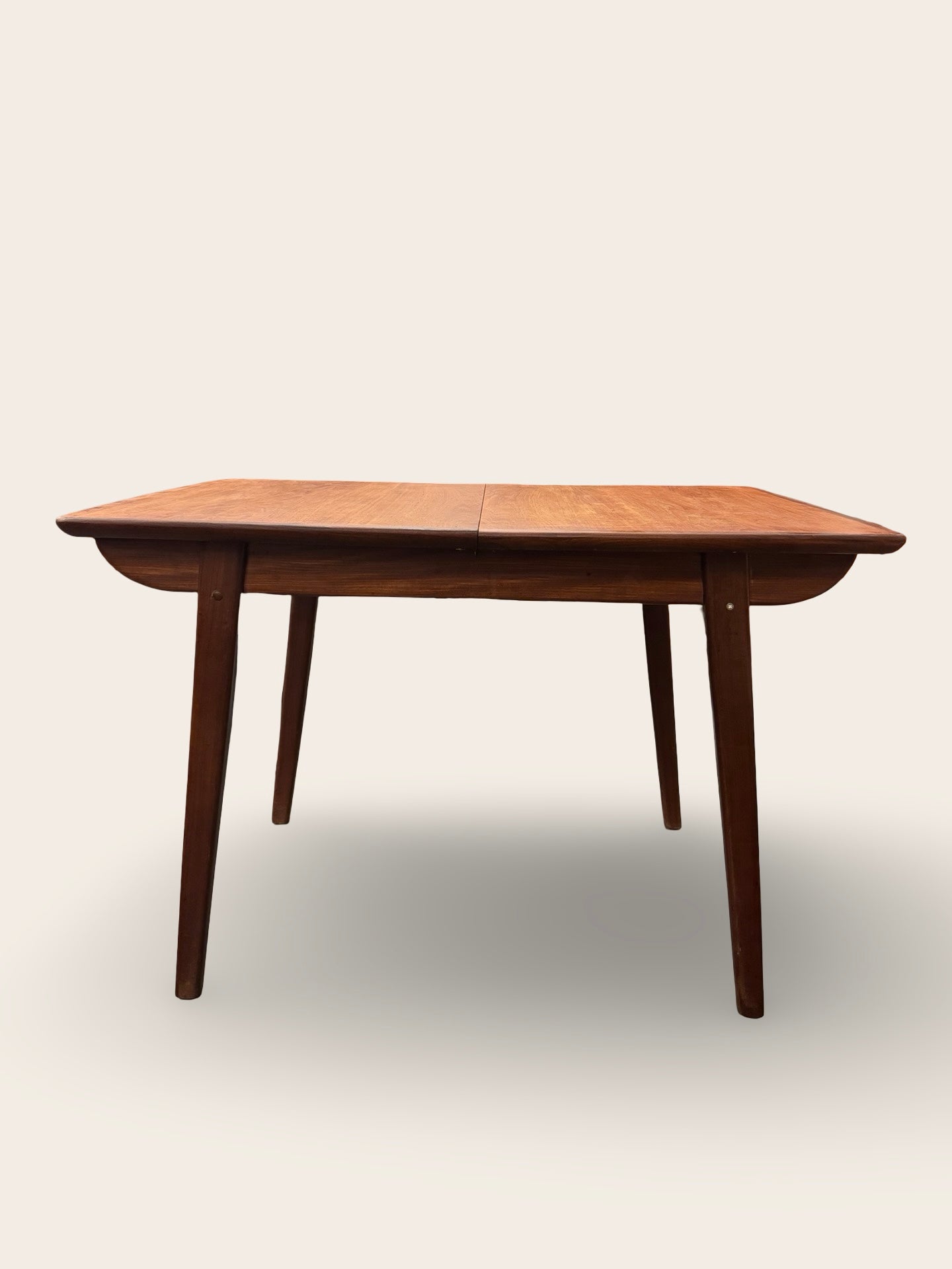 Uitschuifbare eettafel van Louis van Teeffelen voor Wébé