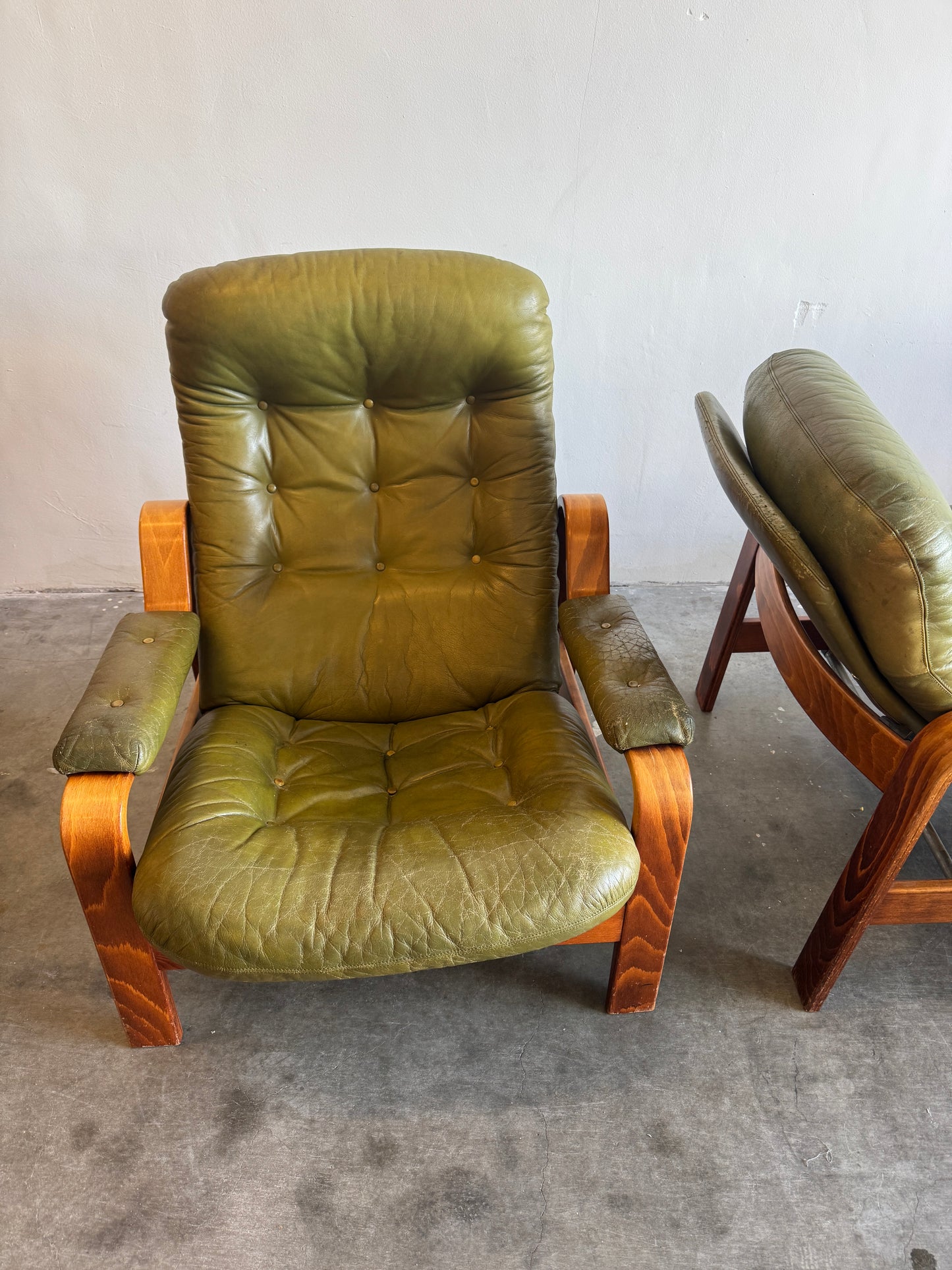 Set van 2 olijfgroene loungestoelen – Göte Möbler, Zweden, jaren 70
