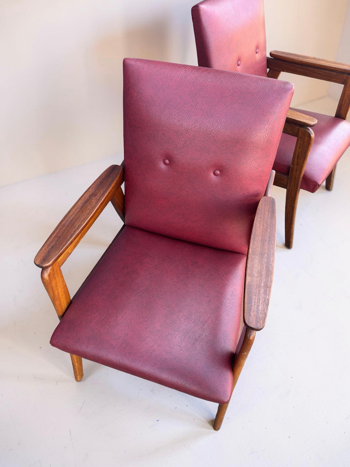 Set vintage design fauteuils – rood skai & teakhout (jaren ’60)
