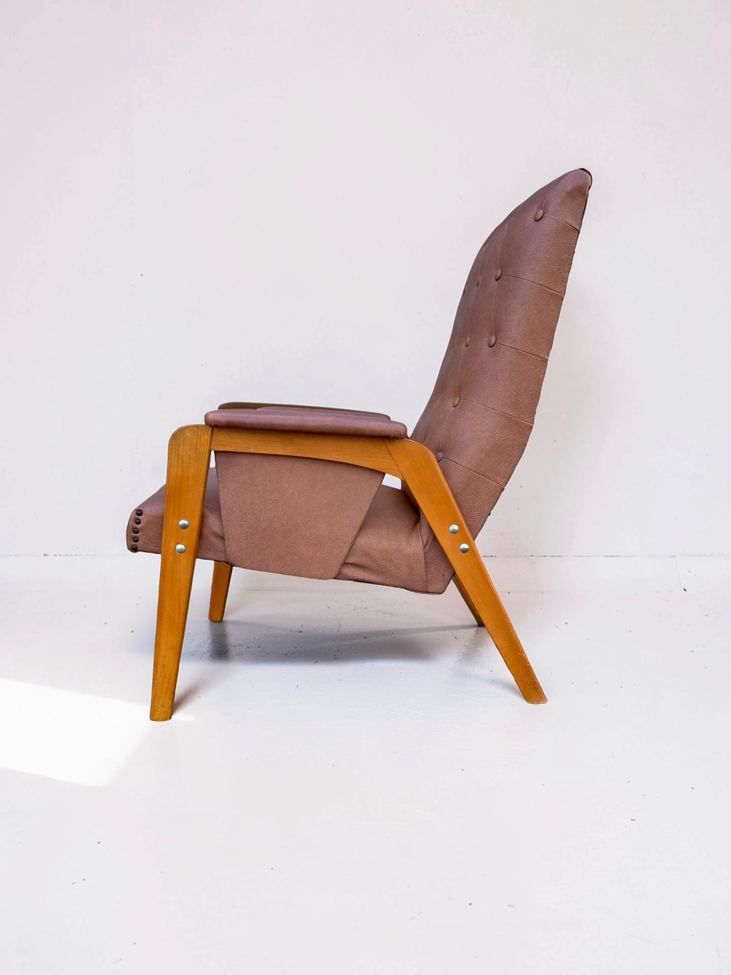 Vintage fauteuil van lichtbruin skai leer, jaren 60