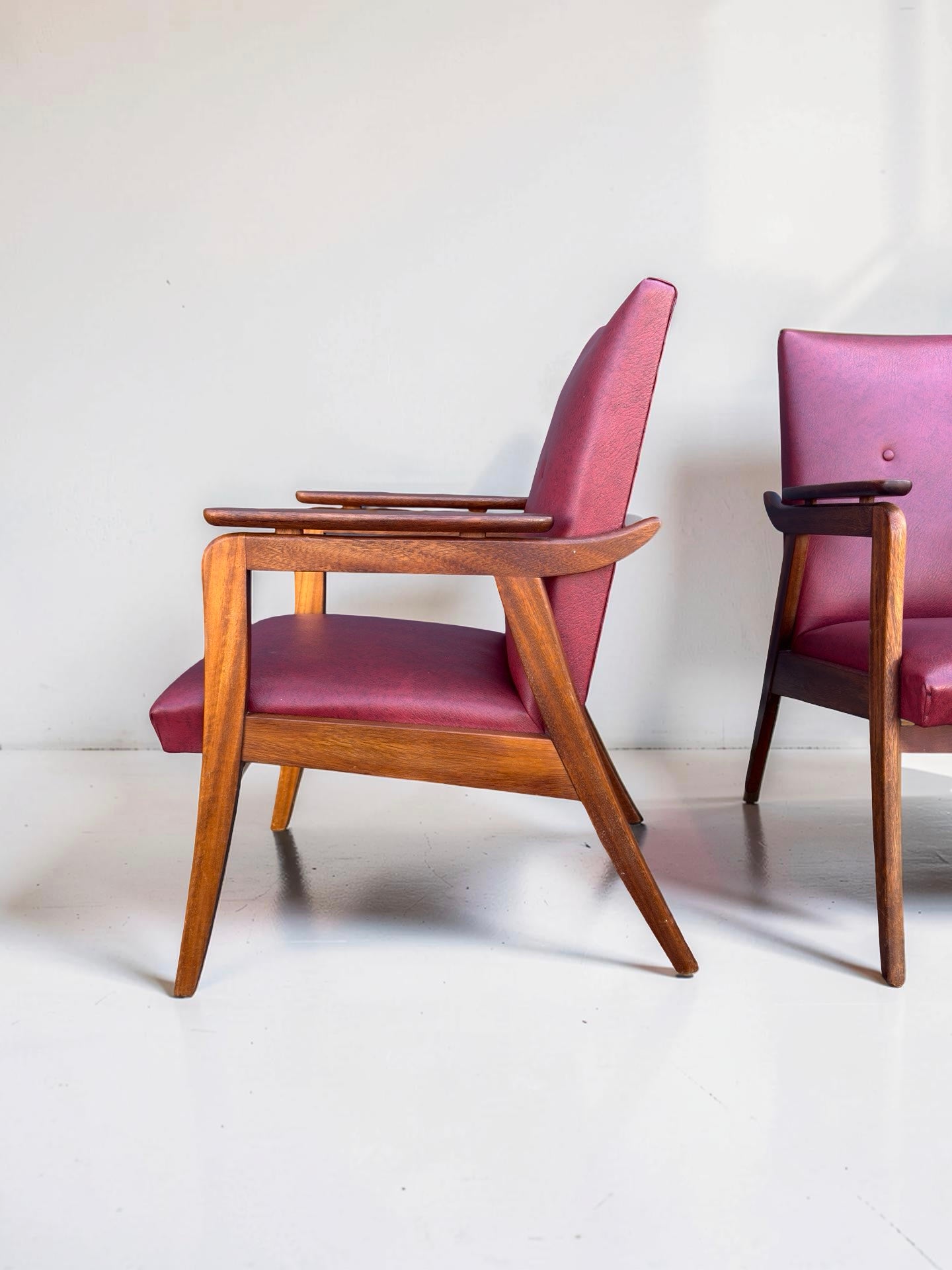 Set vintage design fauteuils – rood skai & teakhout (jaren ’60)