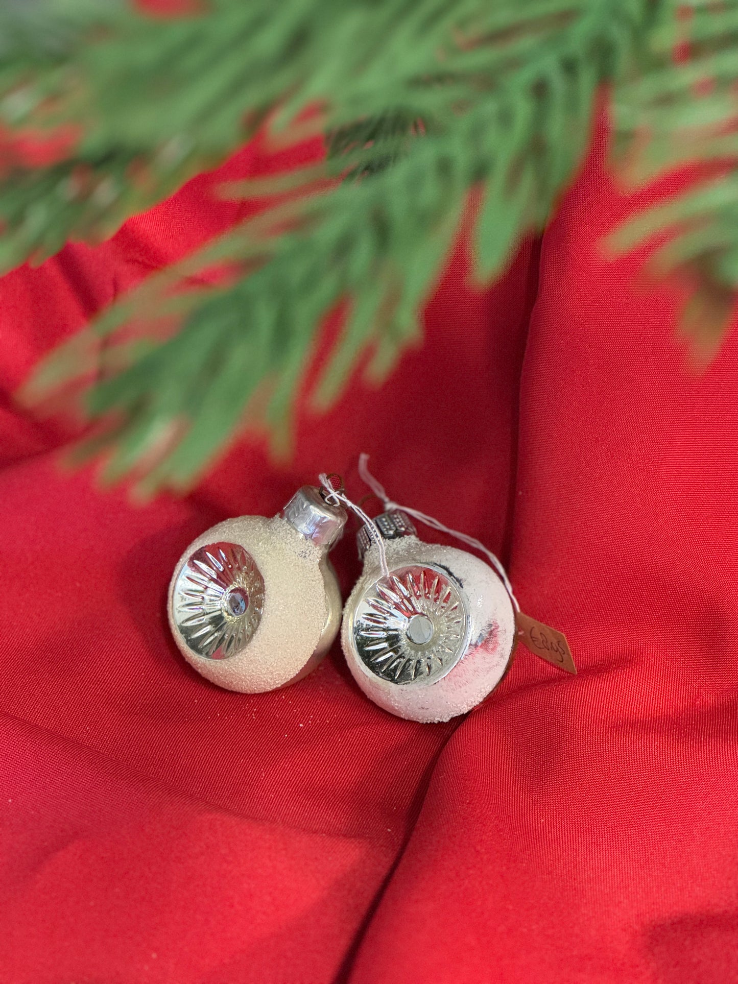 Set van 2 vintage zilveren deuk kerstballen