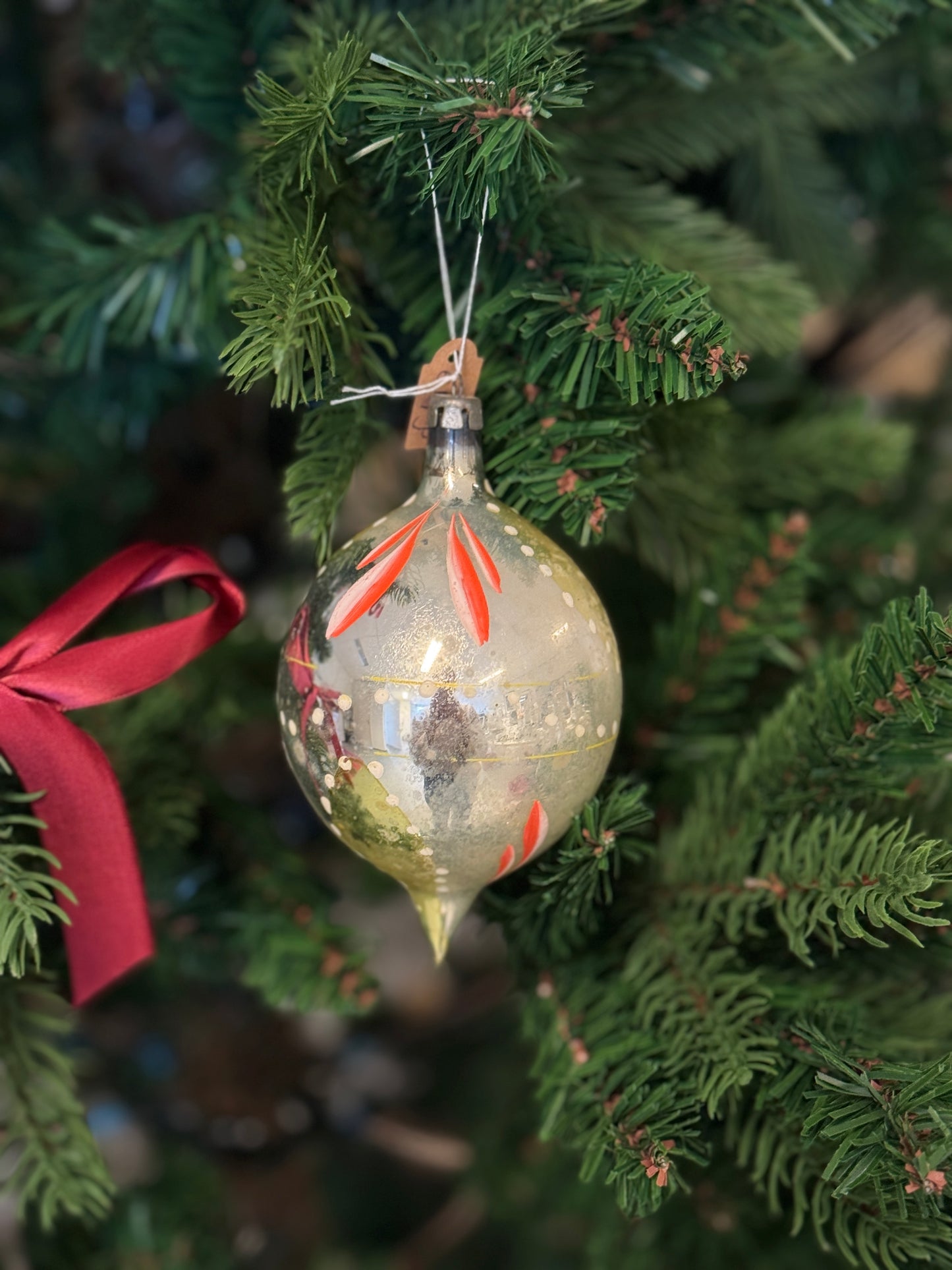 Vintage kerstbal zilveren pegel met handbeschilderde details