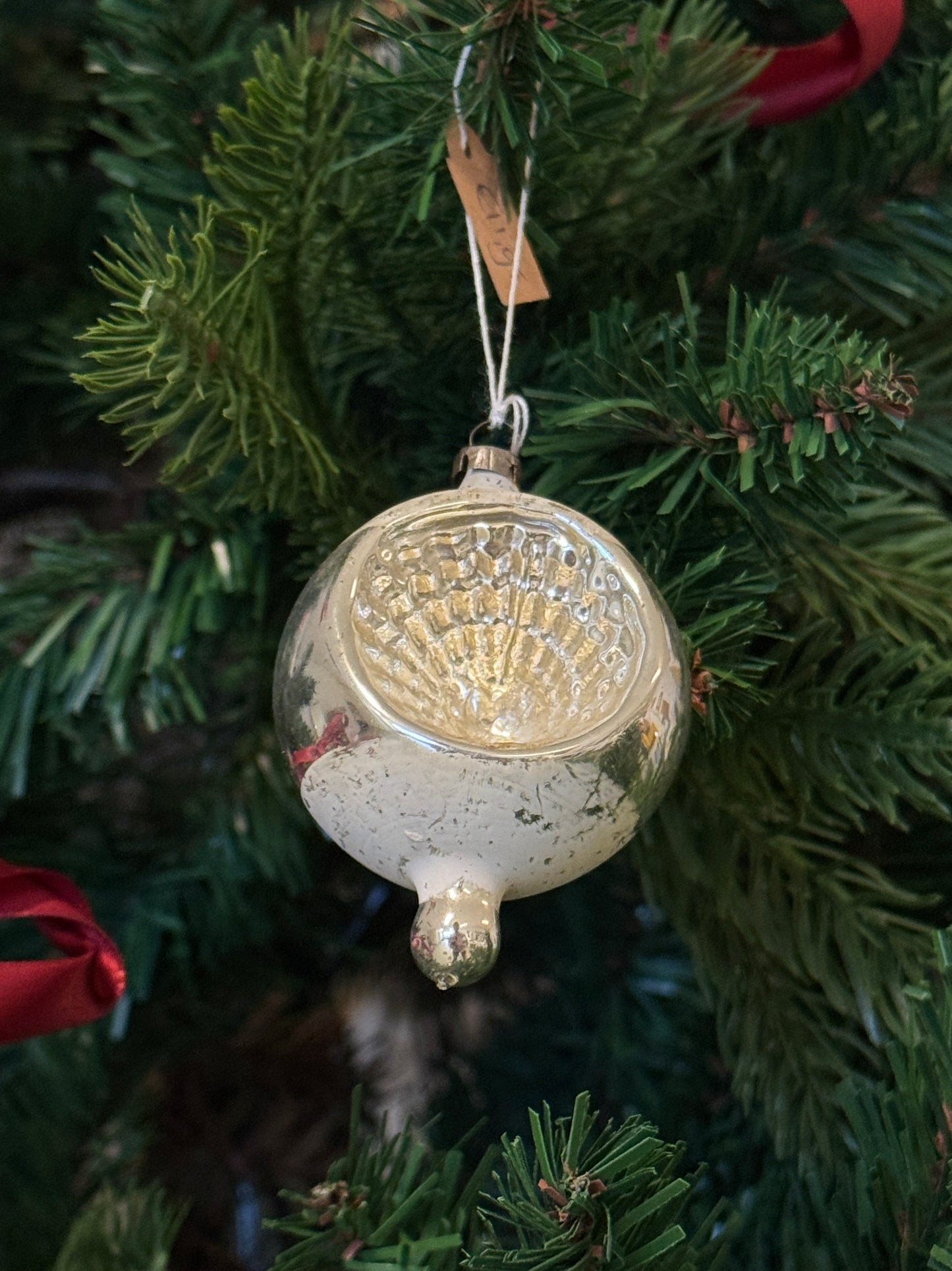 Antieke mondgeblazen deuk kerstbal met druppel