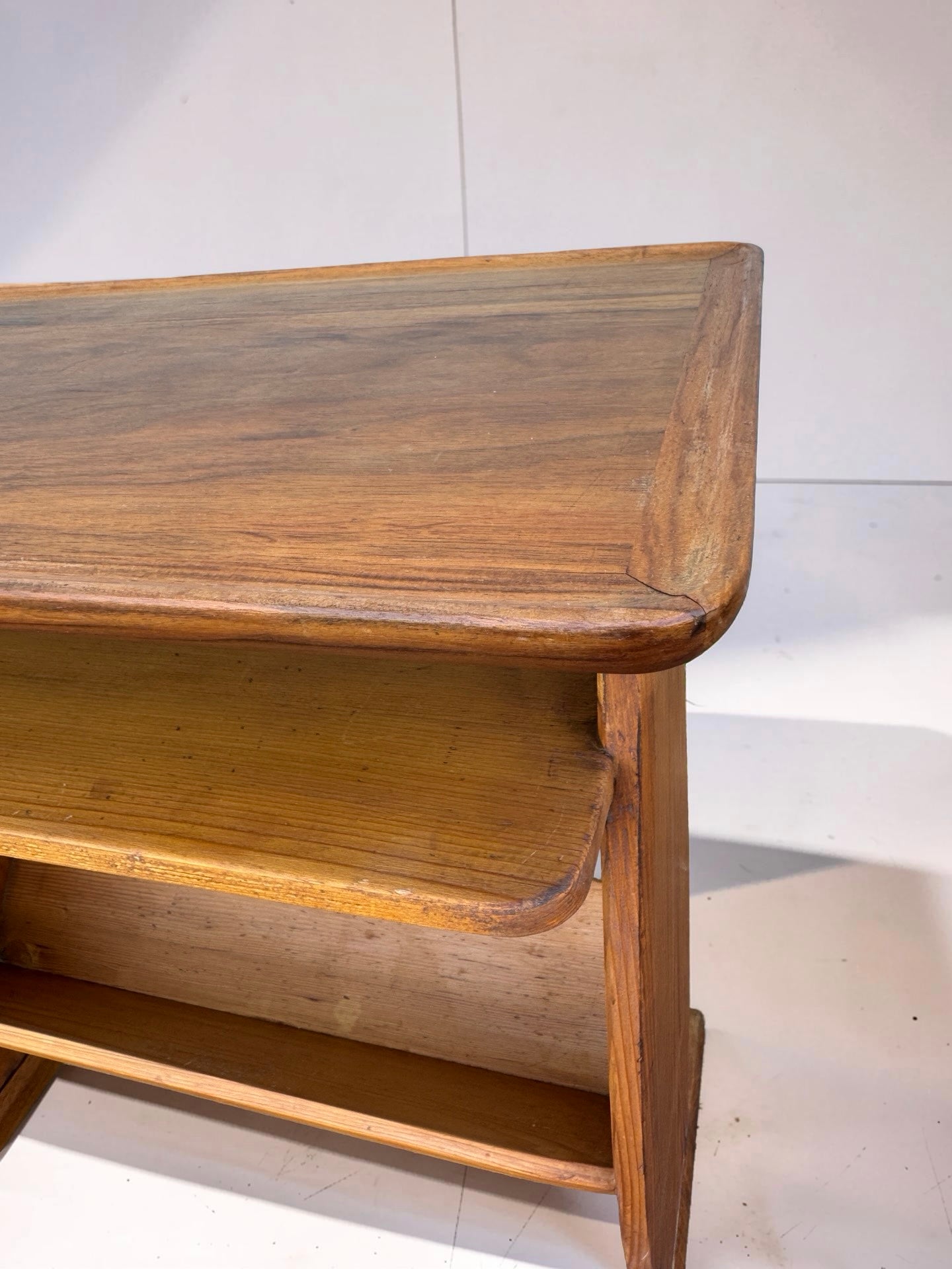 Bijzettafel met lectuurrek en teakhouten blad