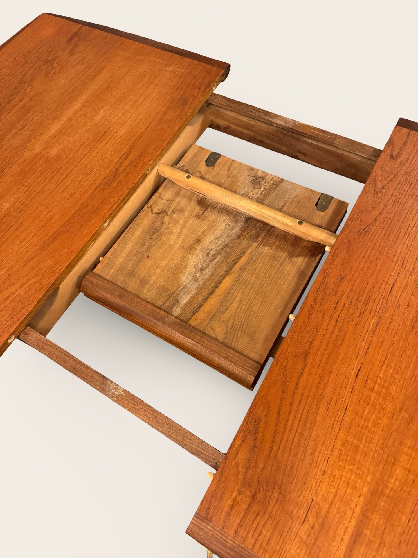 Uitschuifbare eettafel van Louis van Teeffelen voor Wébé