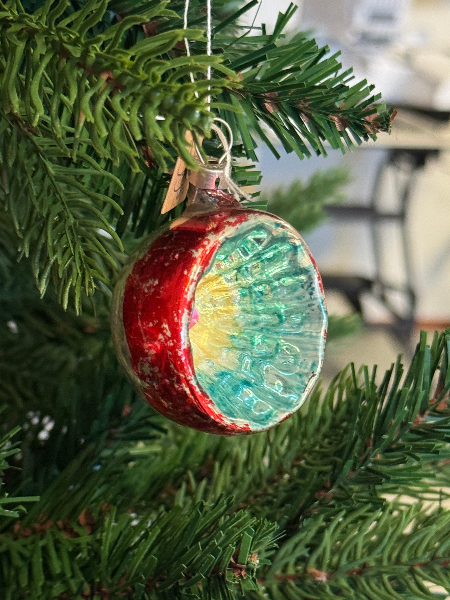 Antieke mondgeblazen deuk kerstbal met handbeschilderde kleuren