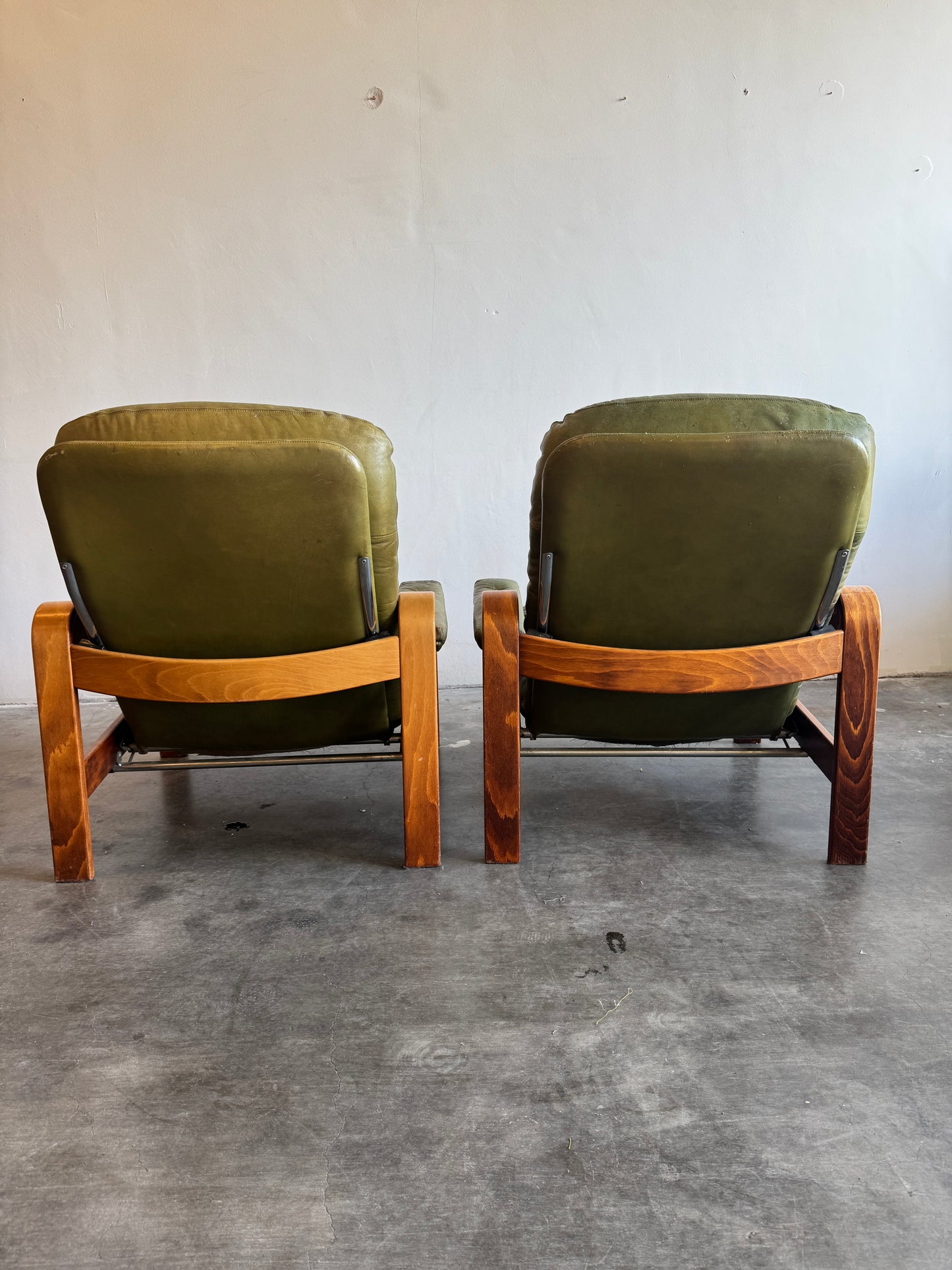 Set van 2 olijfgroene loungestoelen – Göte Möbler, Zweden, jaren 70