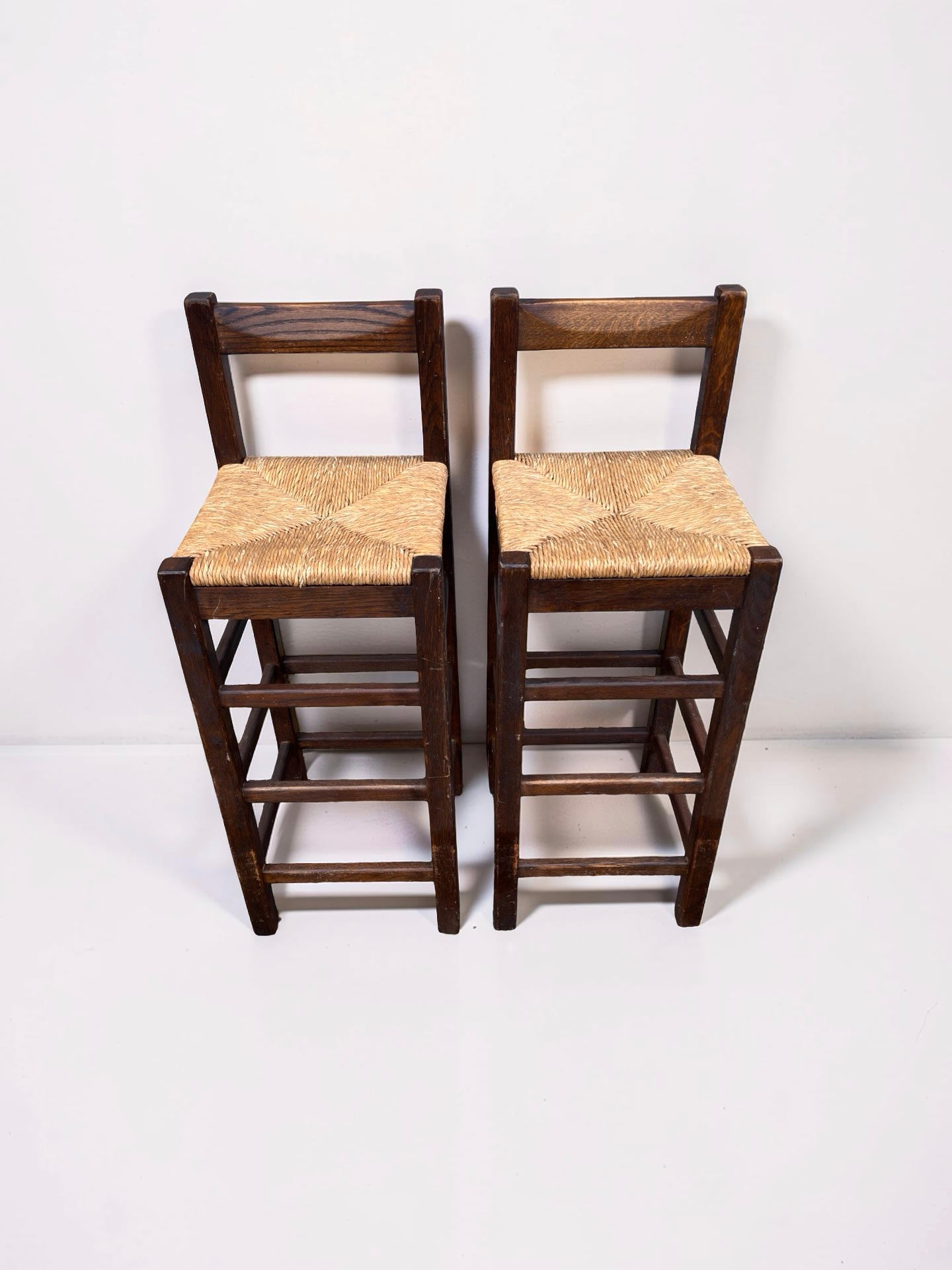 Set van 2 vintage houten barkrukken met biezen zitting