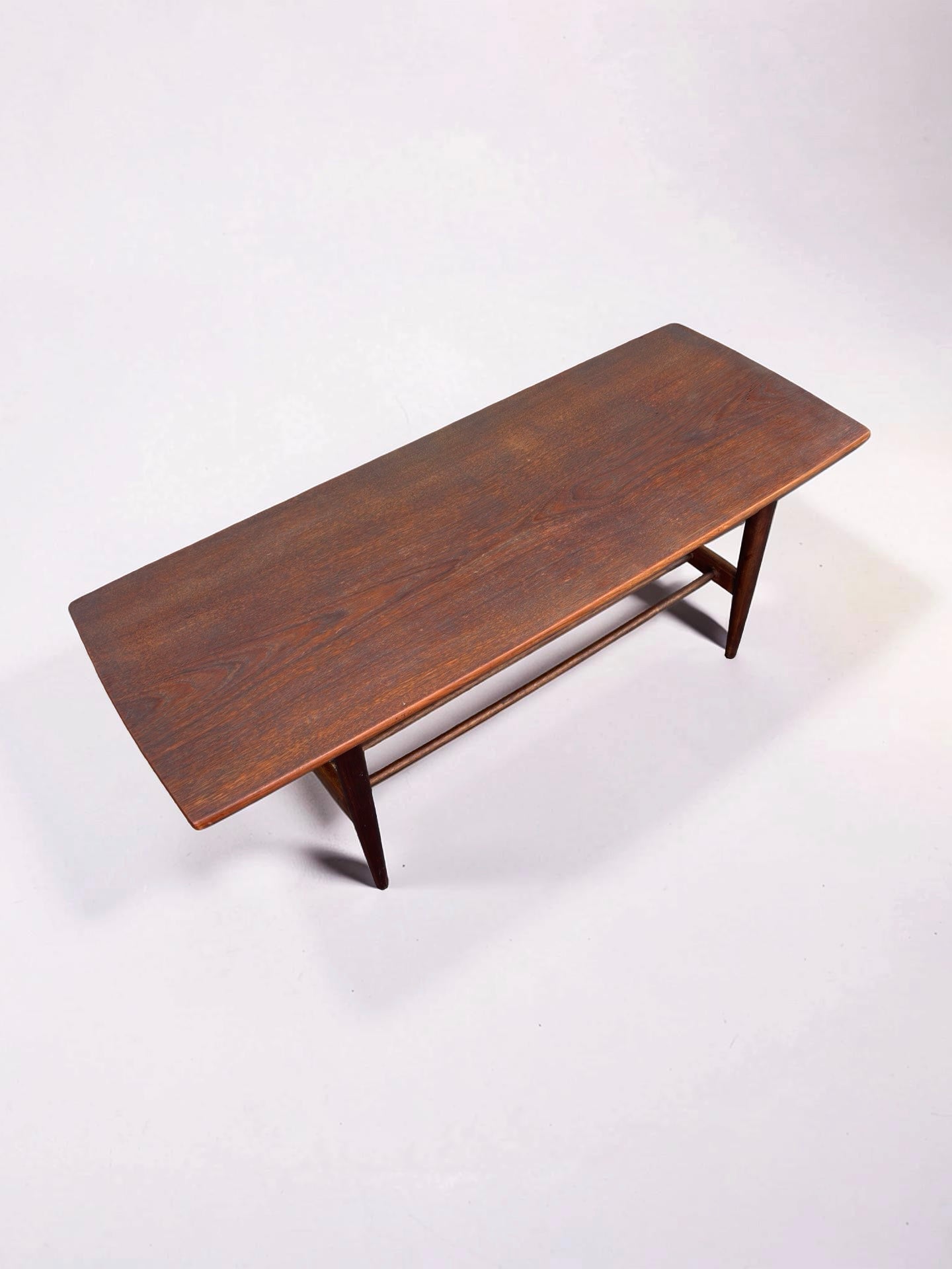 Vintage salontafel met lectuurrek, jaren 60