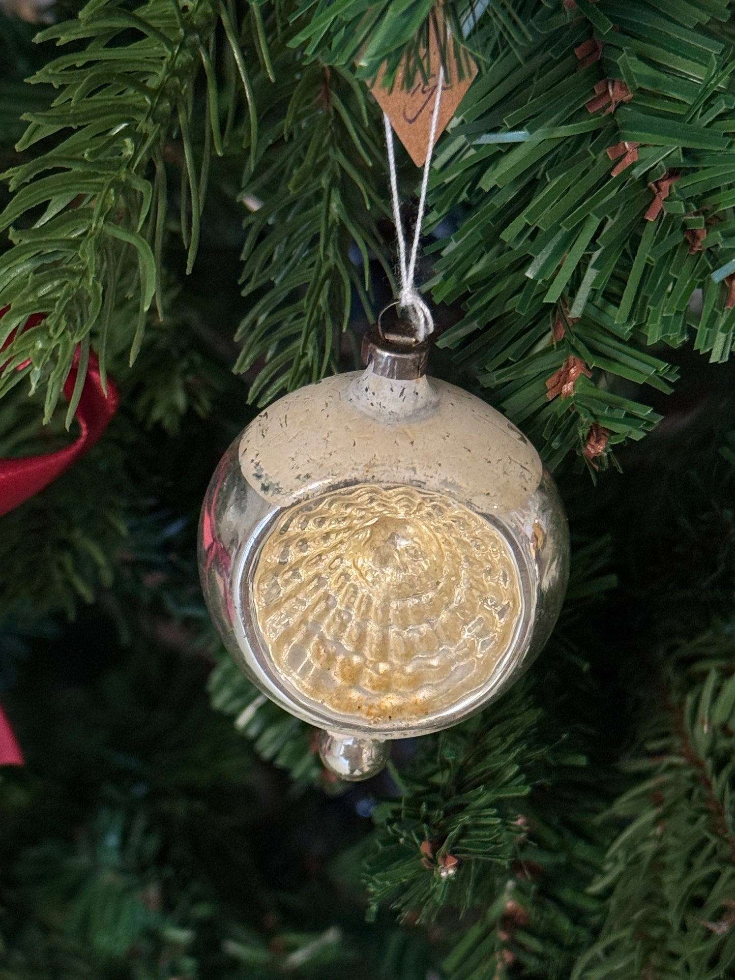 Antieke mondgeblazen deuk kerstbal met druppel