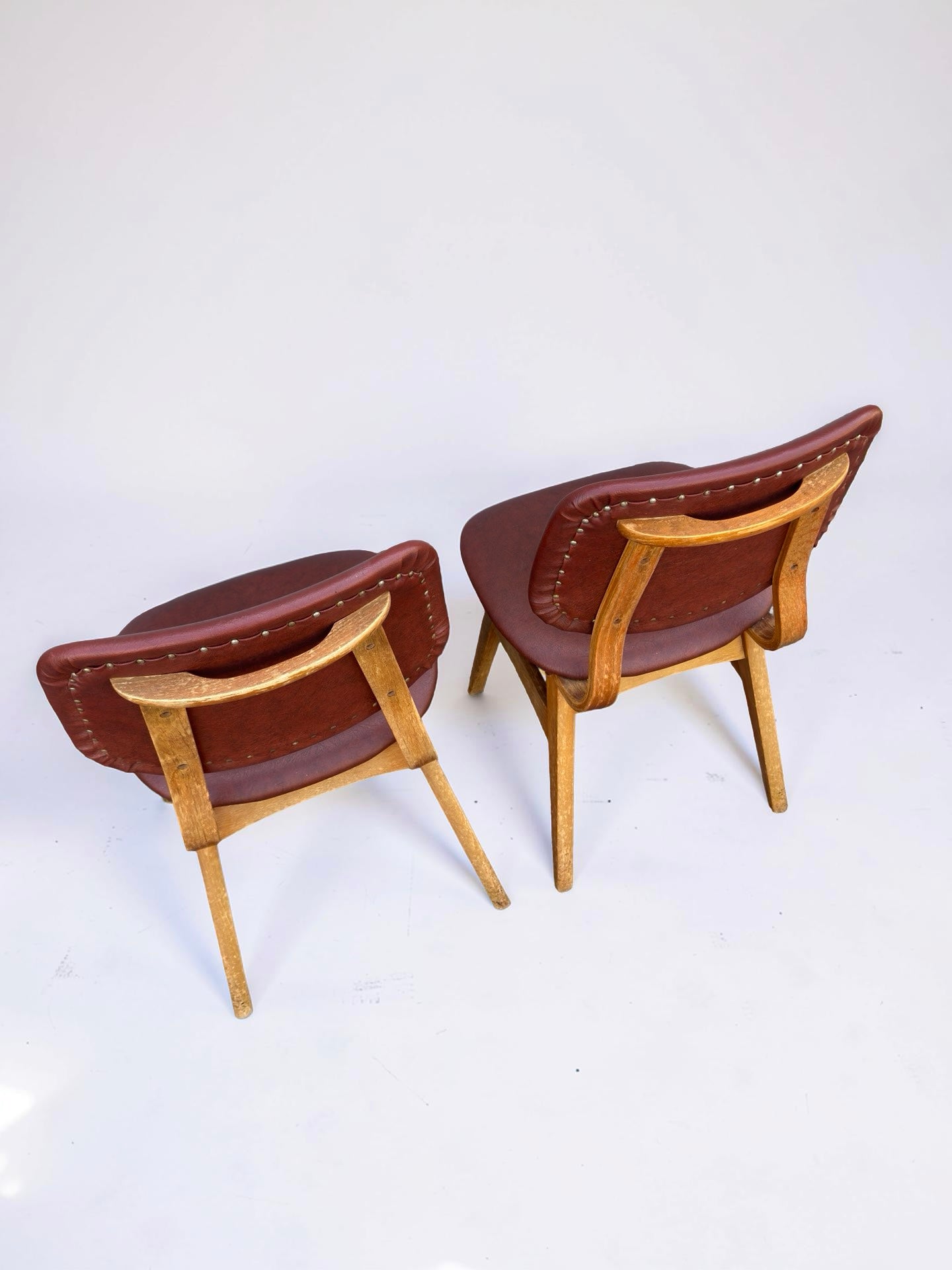 Set van 2 vintage eetkamerstoelen met roodbruine skai bekleding