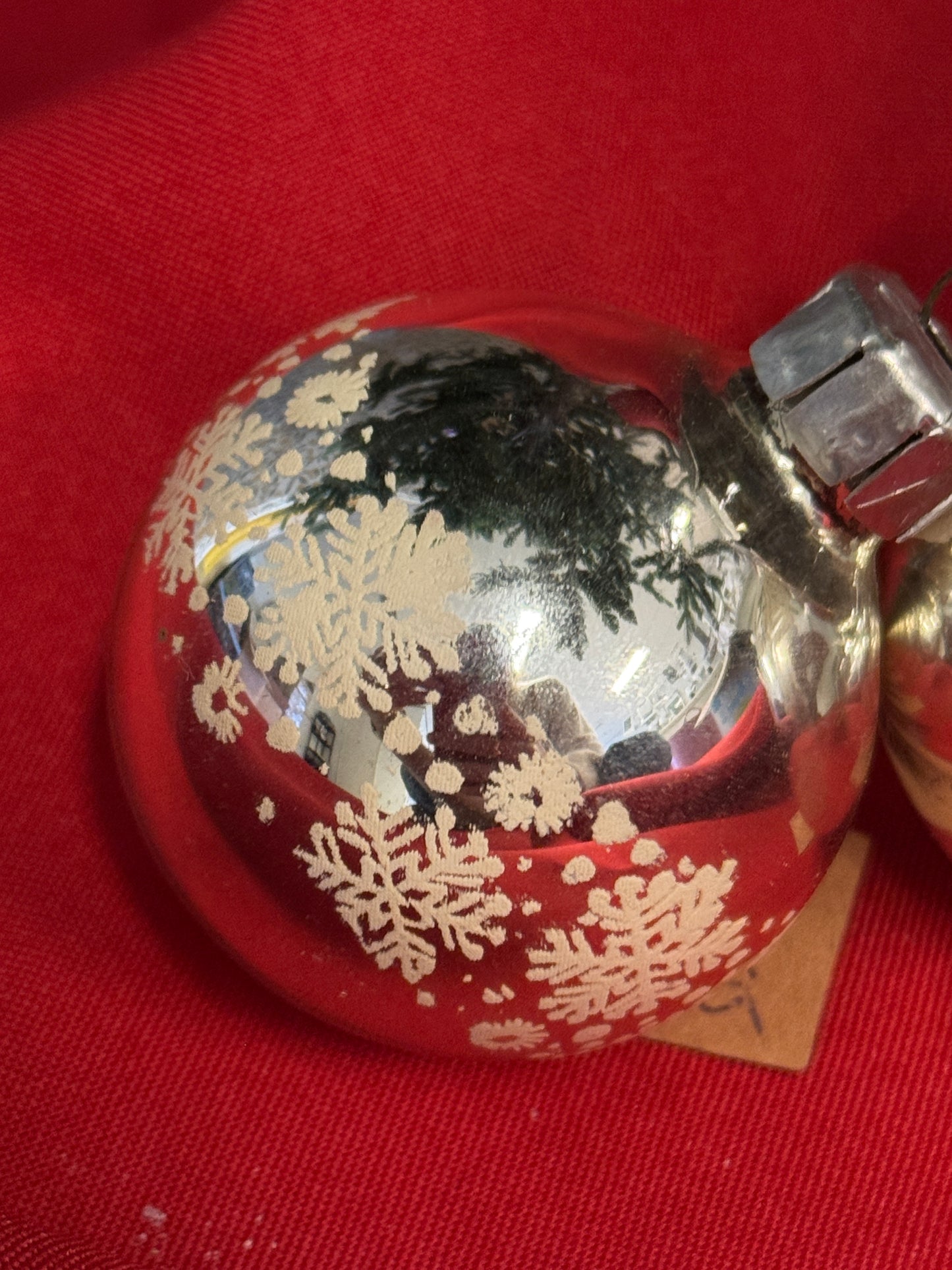 Set van 2 vintage mondgeblazen zilveren kerstballen met sneeuwvlokjes