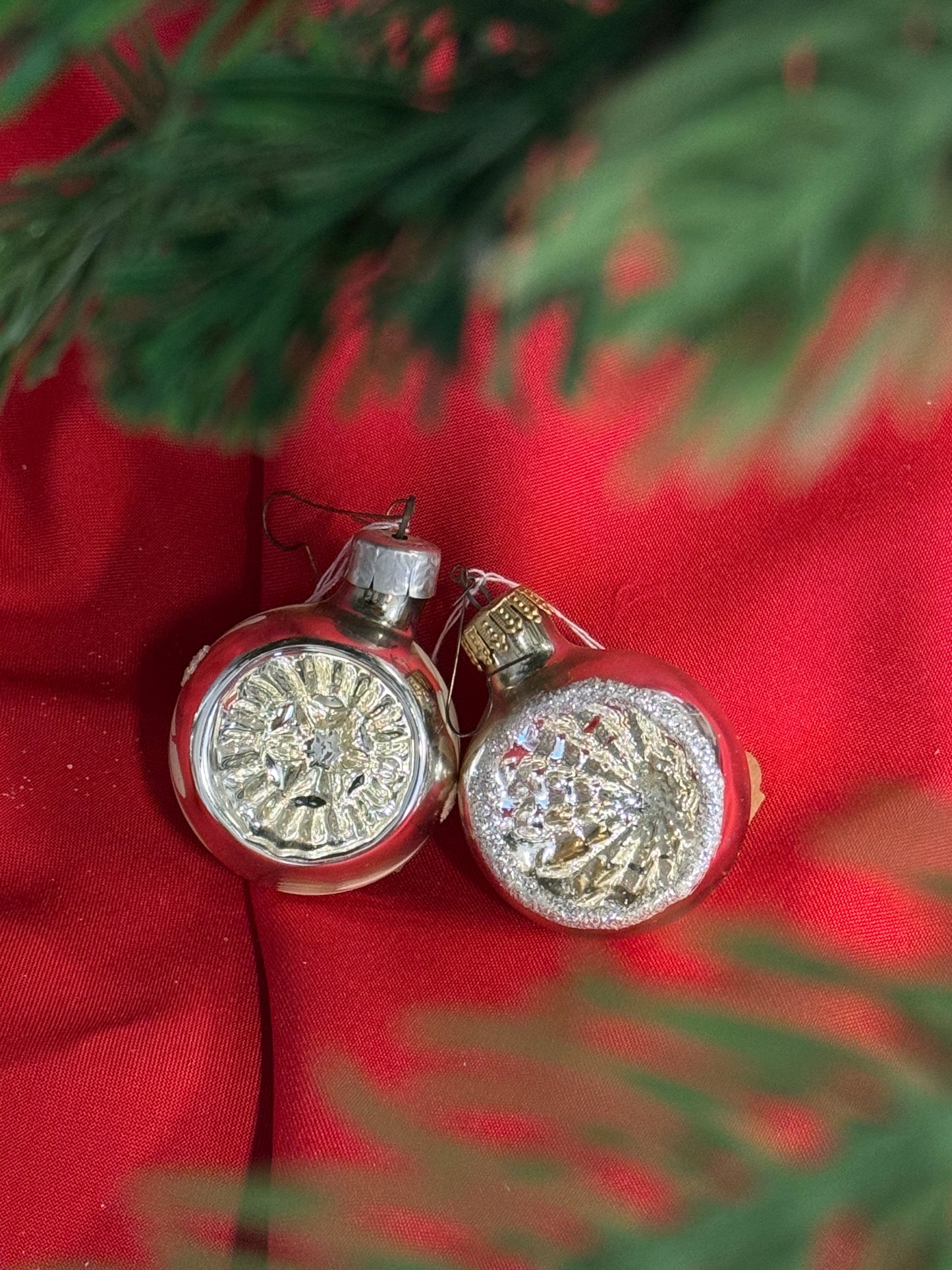 Set van 2 vintage mondgeblazen deuk kerstballen