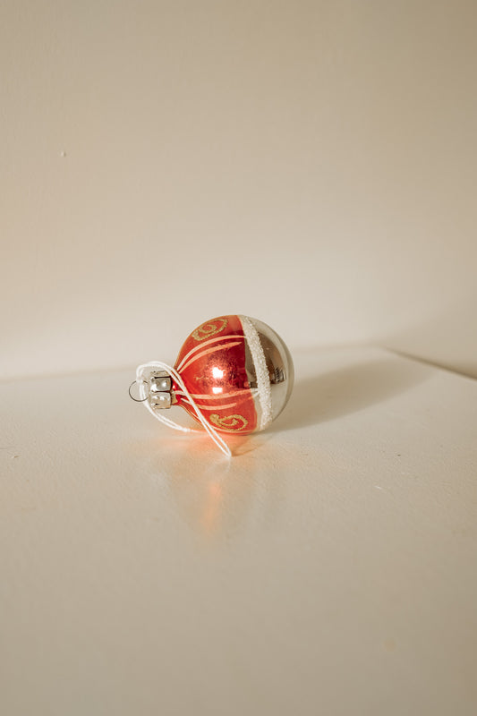 Rood met zilveren vintage kerstbal met gouden details