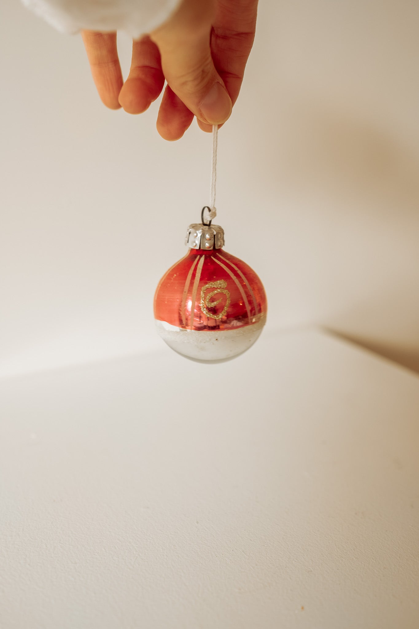 Rood met zilveren vintage kerstbal met gouden details