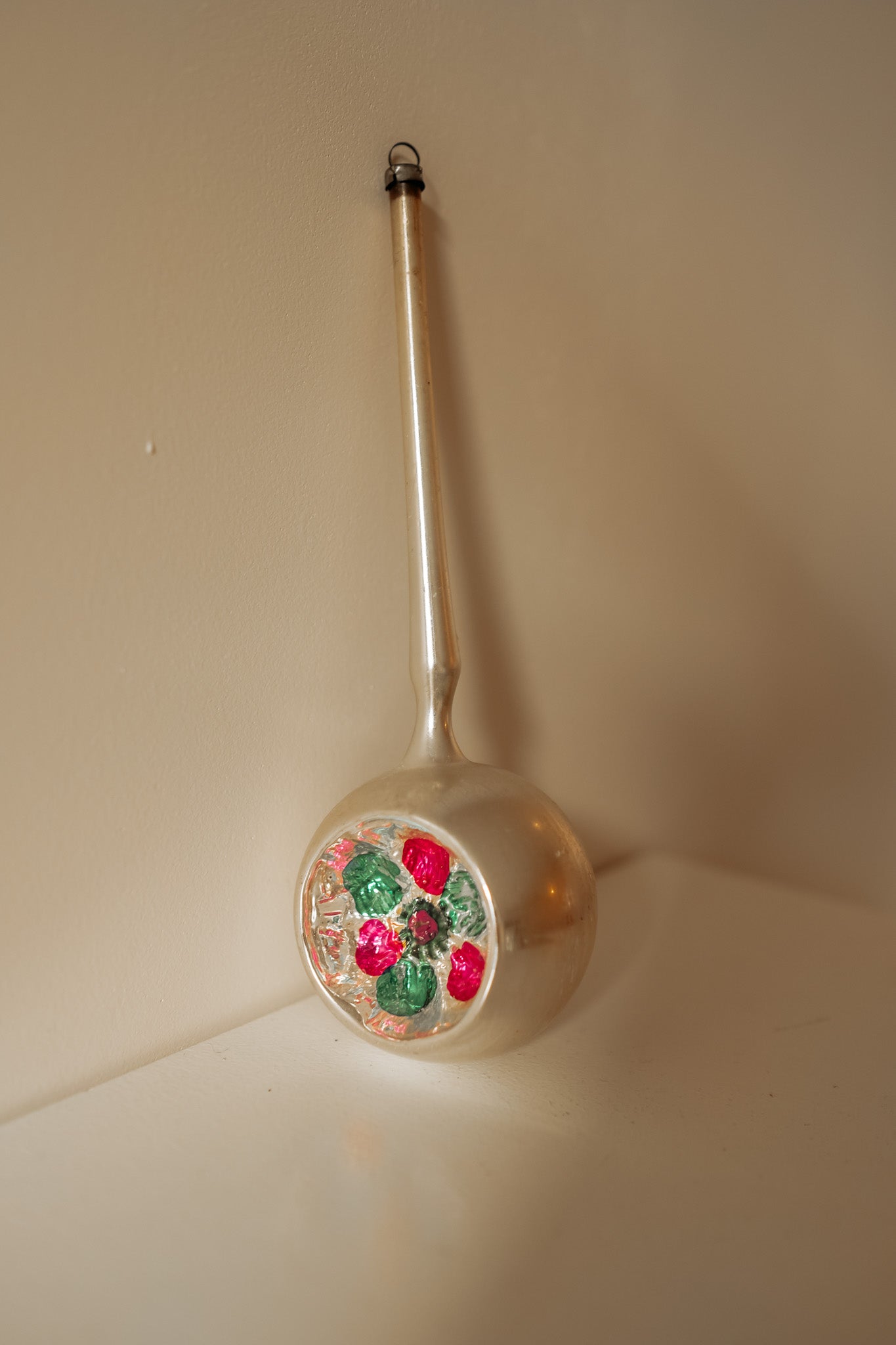 Uniek vintage handgeblazen kerst ornament met deuken