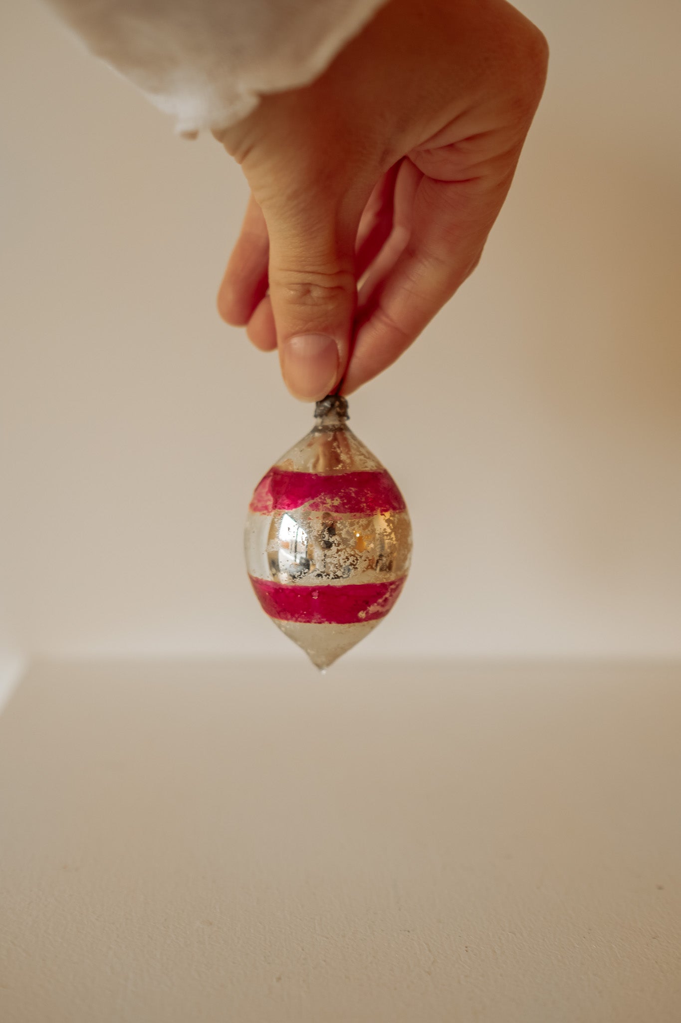 Zilver met roze vintage glazen pegel kerst ornament