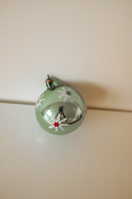 Groene vintage kerstbal met sterretjes en pailletten