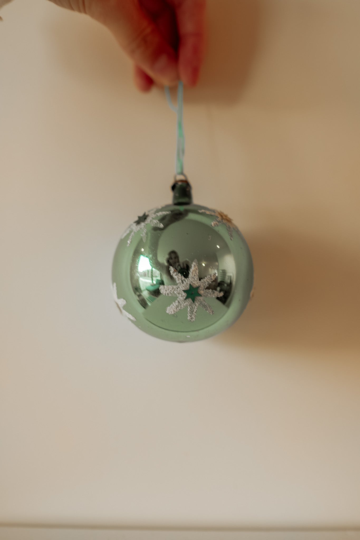 Groene vintage kerstbal met sterretjes en pailletten