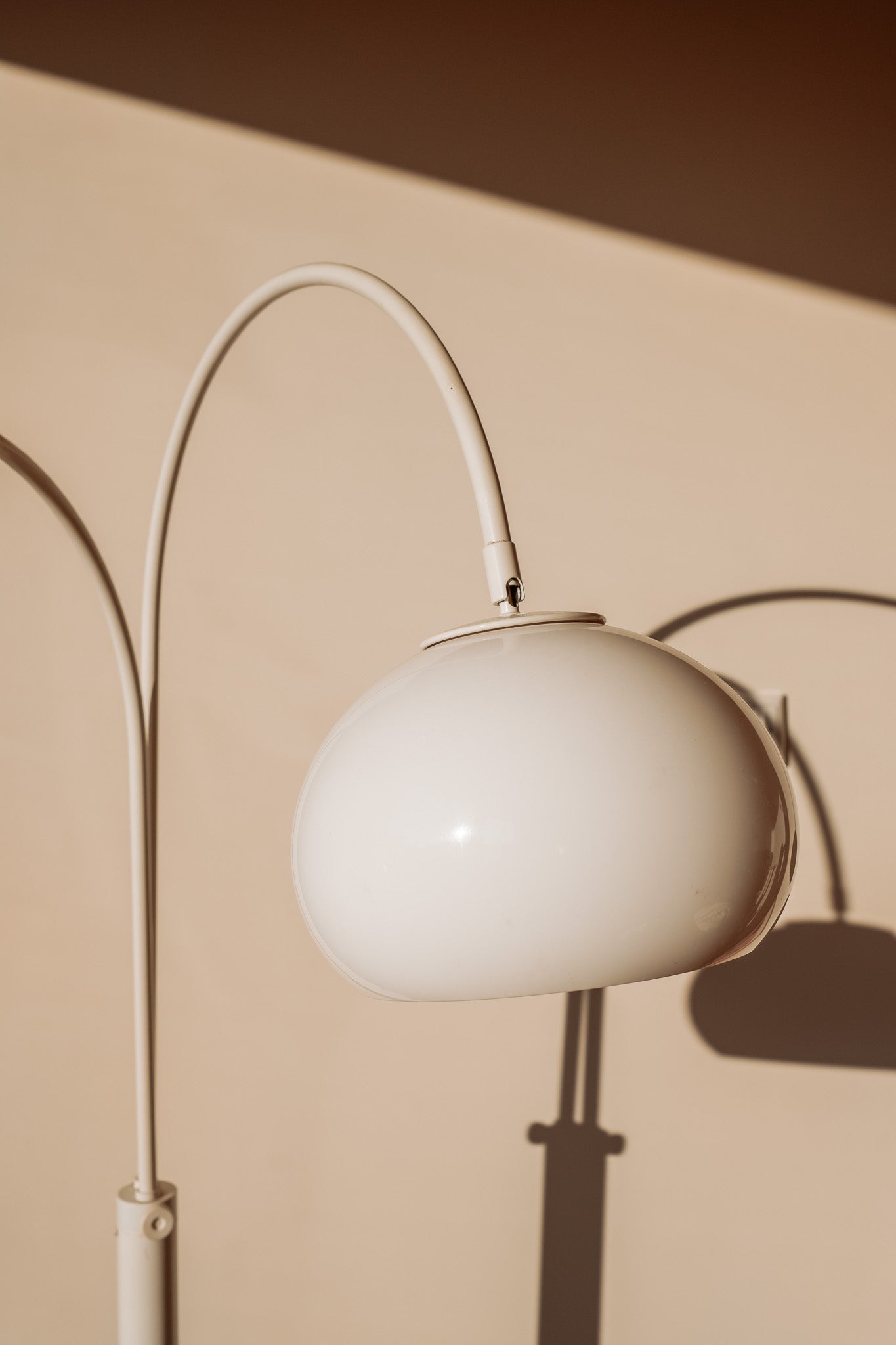 Witte Dijkstra vloerlamp met dubbele boog