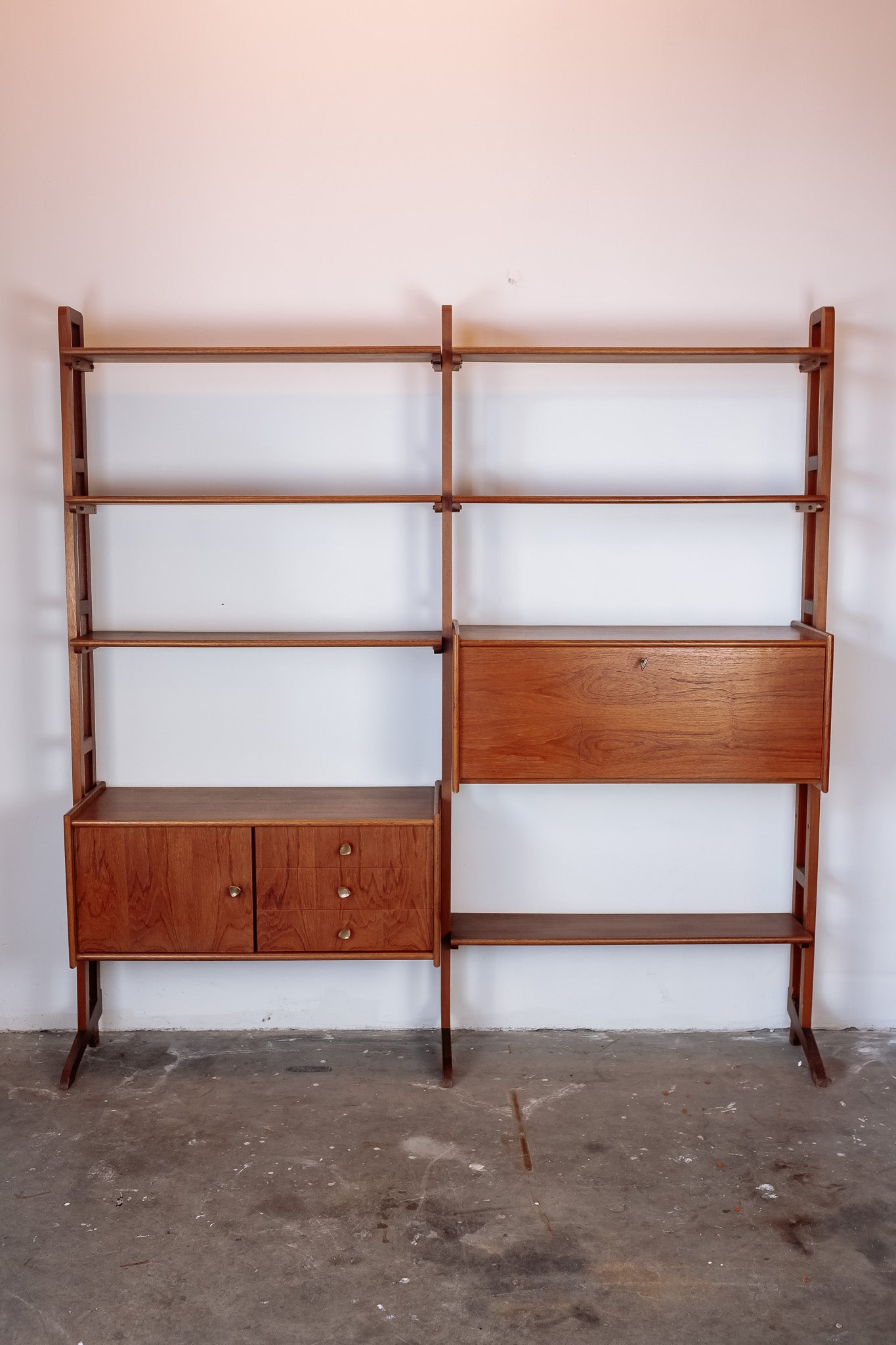 Mid Century teak wandmeubel met uitklapbaar bureautje