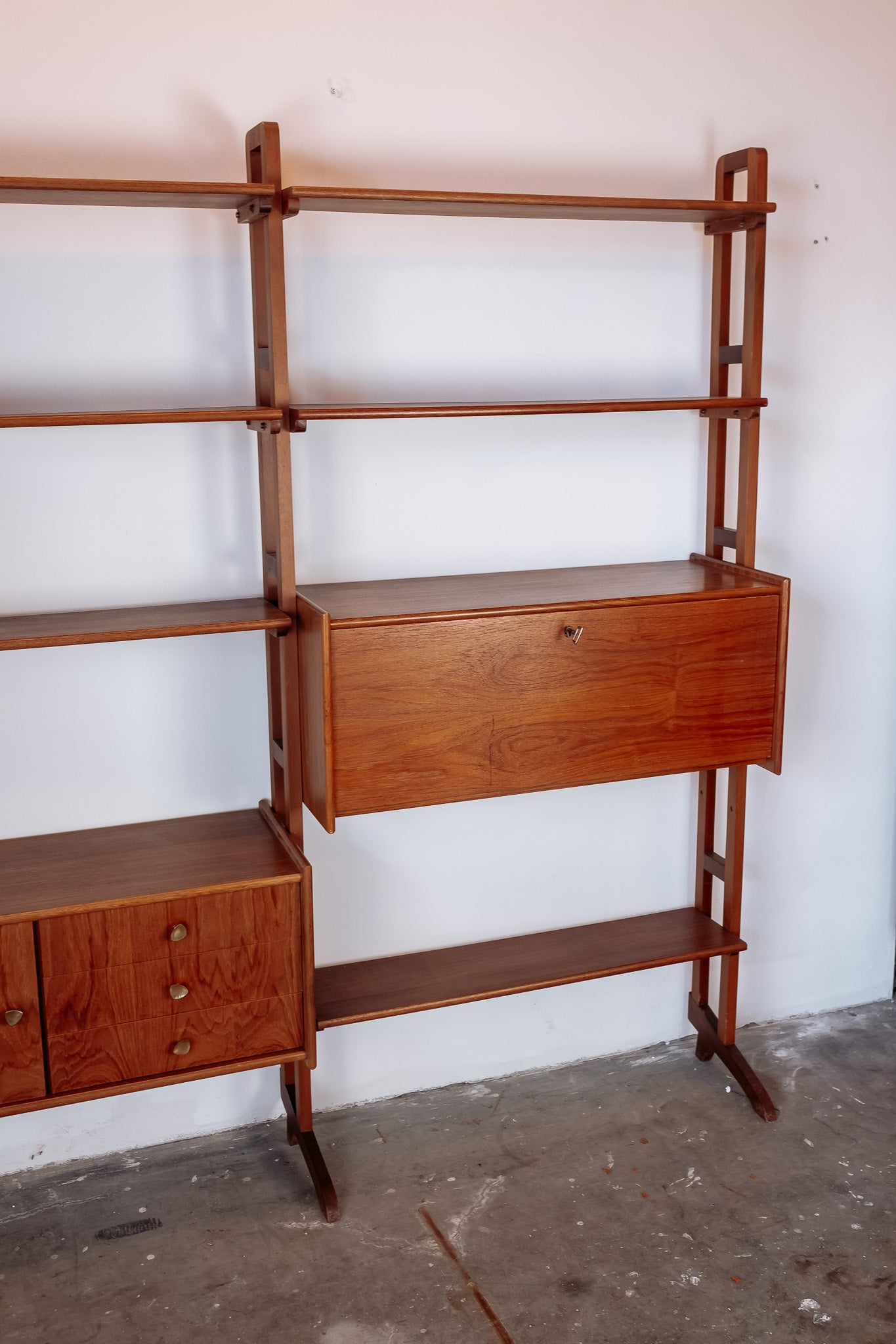 Mid Century teak wandmeubel met uitklapbaar bureautje